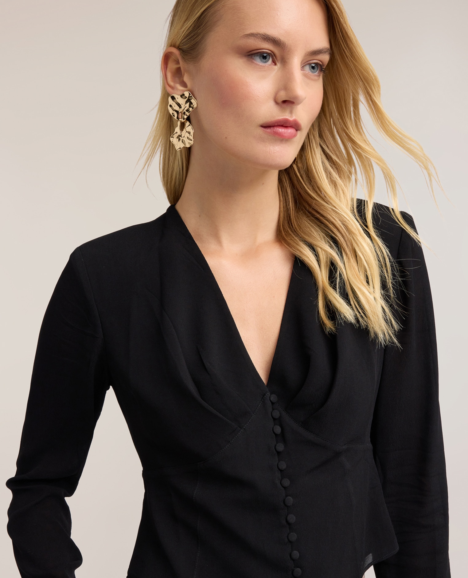 Camisa de mujer en crepé de china con botones forrados ajuste entallado con cierre frontal de botones forrados - Motivi - Negro Negro-4