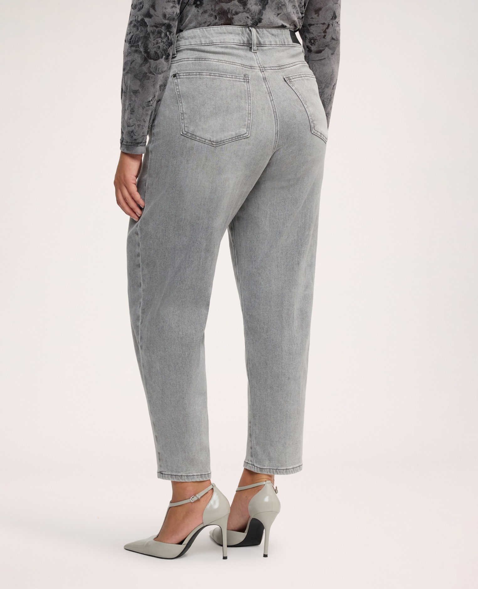 Jeans de mujer mom fit lavado versátiles y fáciles de combinar - Fiorella Rubino - Gris Gris-2