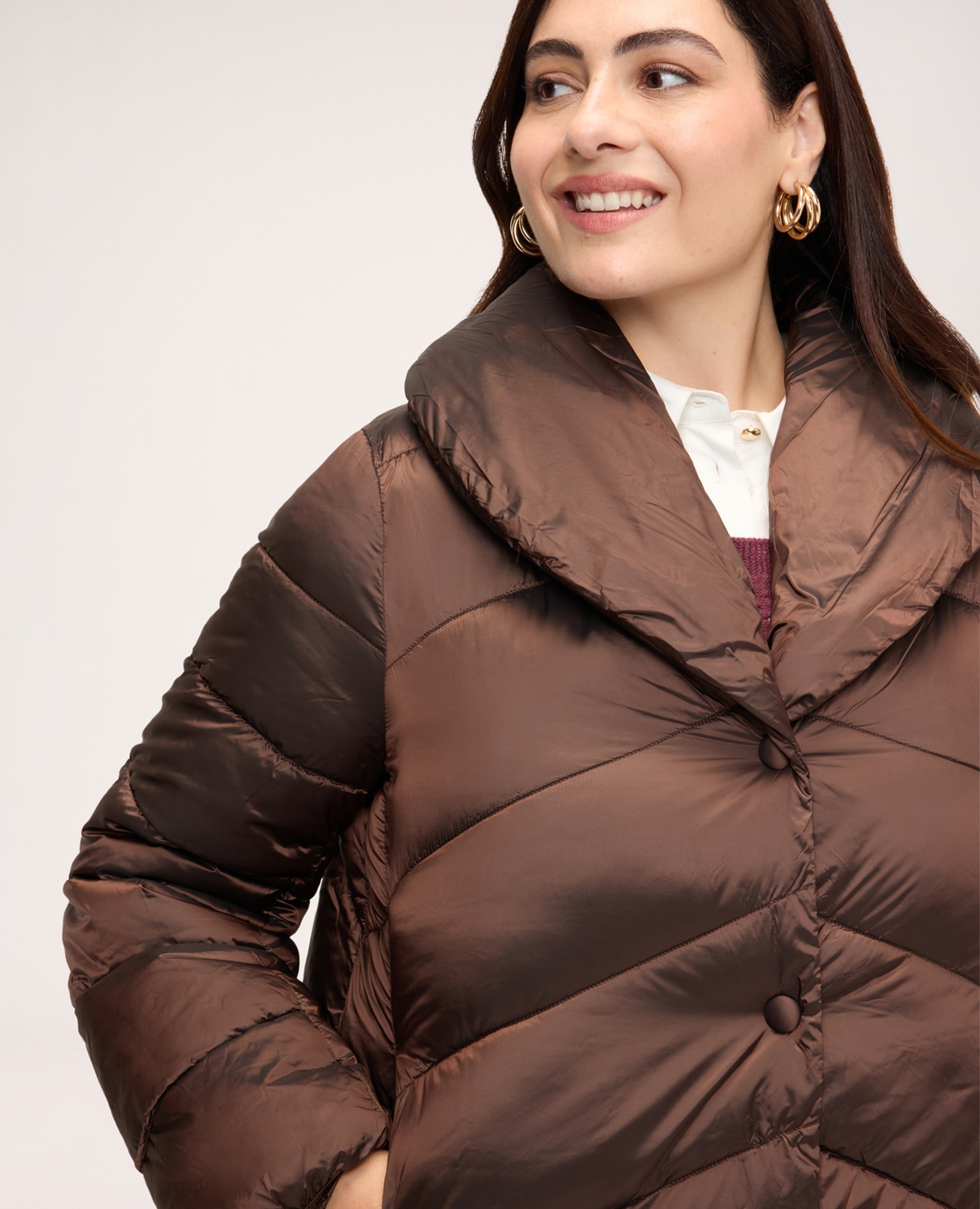Imagen 4 de Plumífero de mujer con cuello chal construcción acolchada con costuras en chevron - Fiorella Rubino - Marrón Marrón