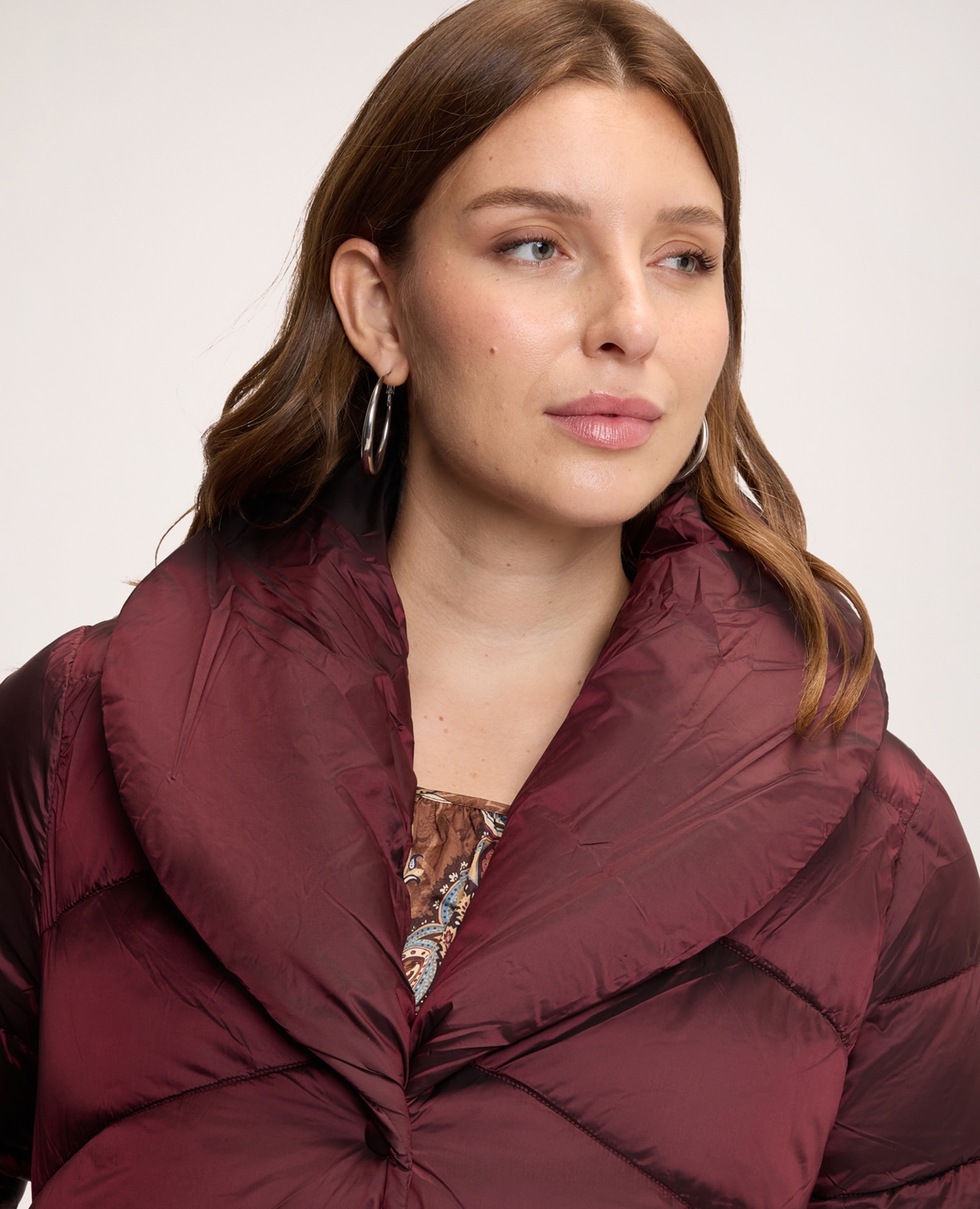 Imagen 4 de Plumífero de mujer con cuello chal construcción acolchada con costuras en chevron - Fiorella Rubino - Burdeos Burdeos
