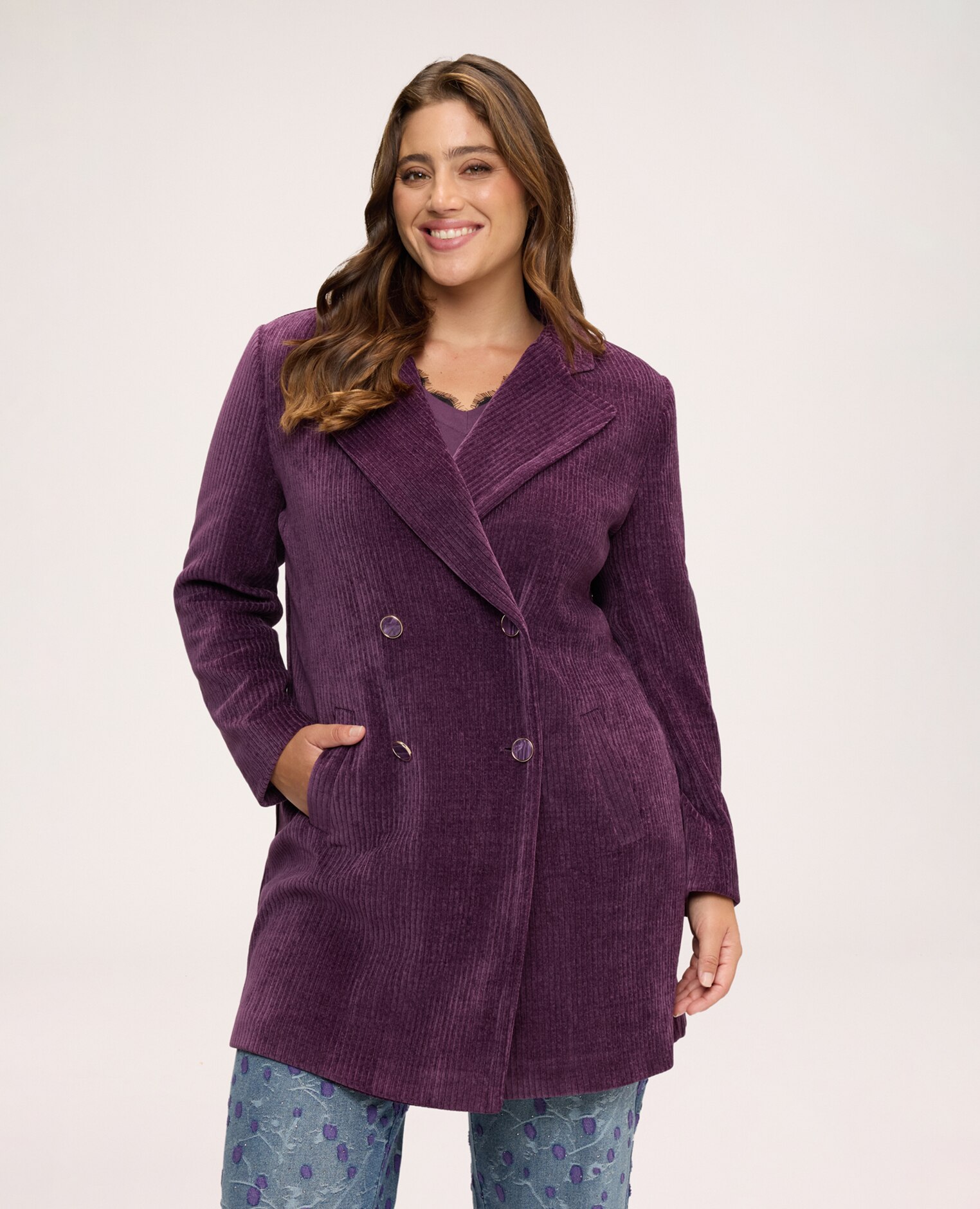 Imagen 0 de Abrigo de mujer de pana con doble botonadura con forro interior suave y agradable al tacto Morado