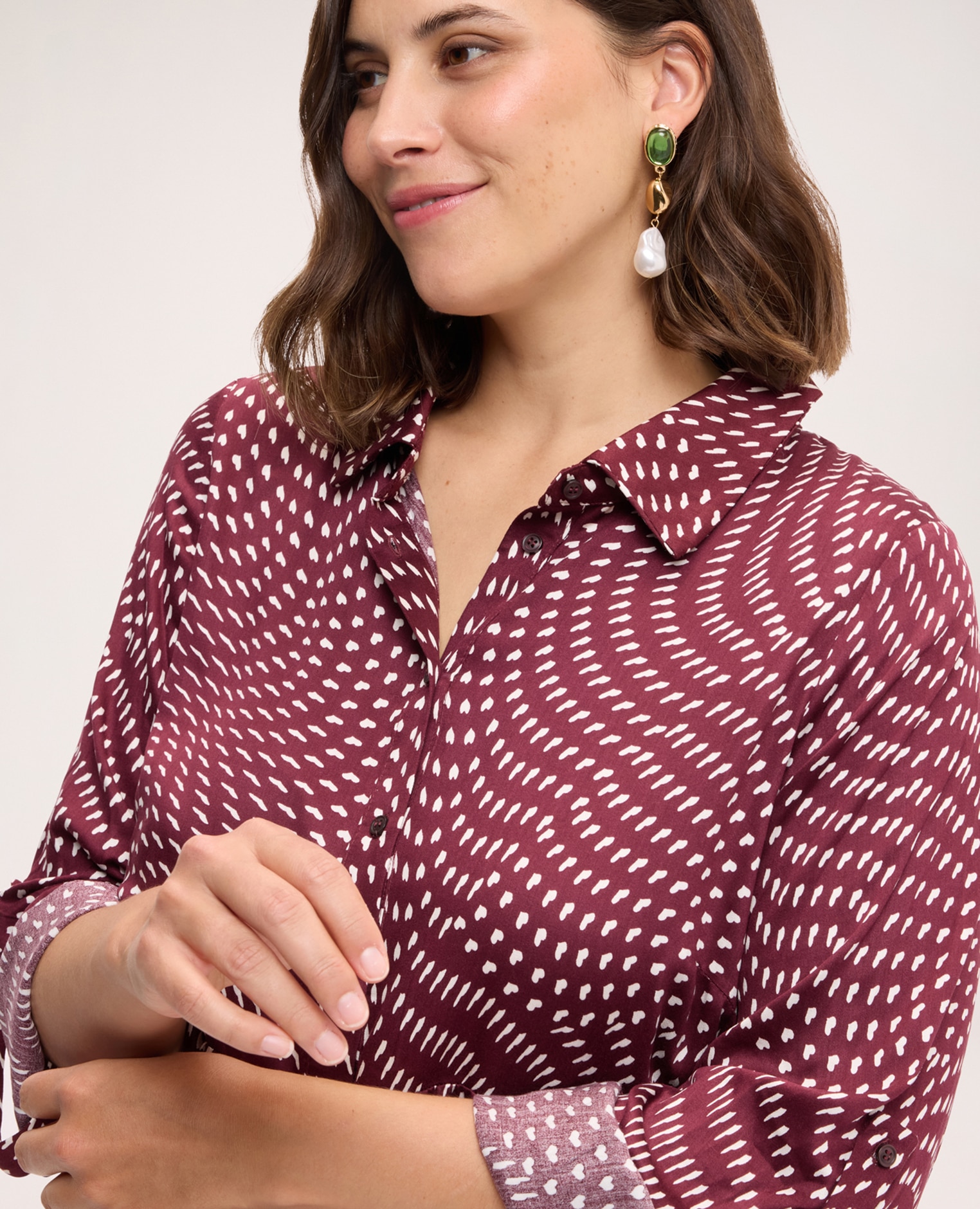 Imagen 4 de Vestido corto chemisier de muselina con estampado mangas largas para llevar remangadas - Fiorella Rubino - Burdeos Burdeos