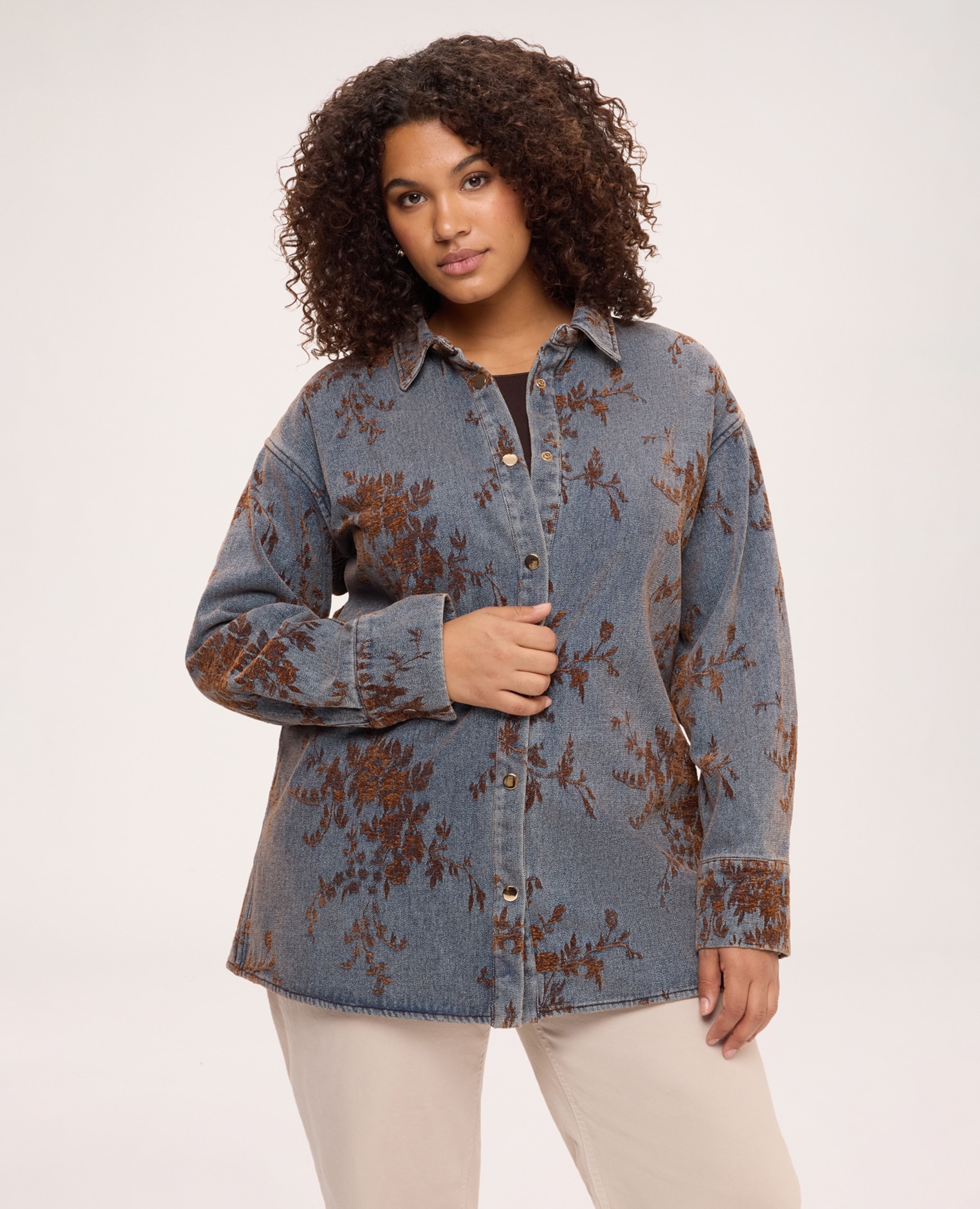 Imagen 1 de Chaqueta de mujer camisa reversible en denim con bordado floral cuello clásico cierre de un solo pecho con botones y mangas largas - Fiorella Rubino - Azul Azul