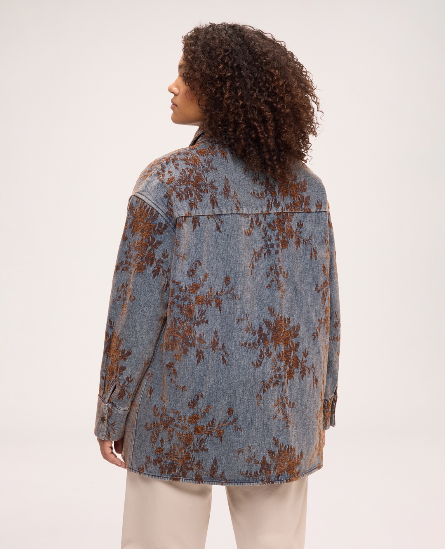 Imagen 2 de Chaqueta de mujer camisa reversible en denim con bordado floral cuello clásico cierre de un solo pecho con botones y mangas largas - Fiorella Rubino - Azul Azul