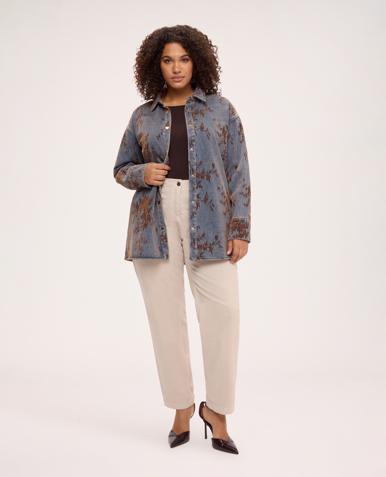Imagen 3 de Chaqueta de mujer camisa reversible en denim con bordado floral cuello clásico cierre de un solo pecho con botones y mangas largas - Fiorella Rubino - Azul Azul