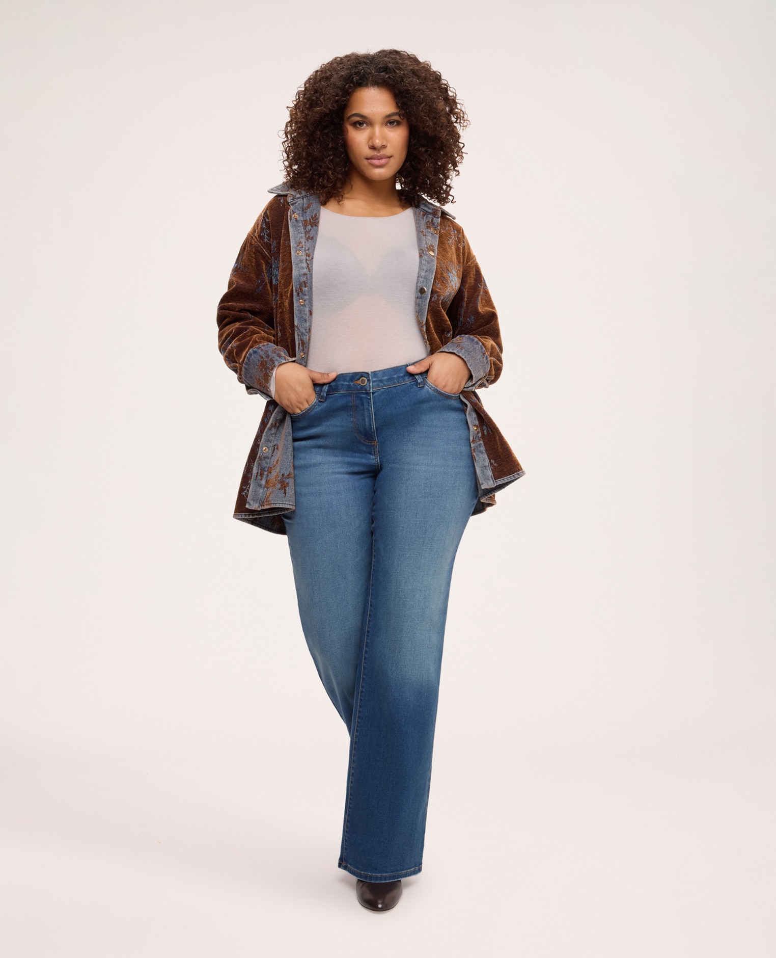 Imagen 4 de Chaqueta de mujer camisa reversible en denim con bordado floral cuello clásico cierre de un solo pecho con botones y mangas largas - Fiorella Rubino - Azul Azul