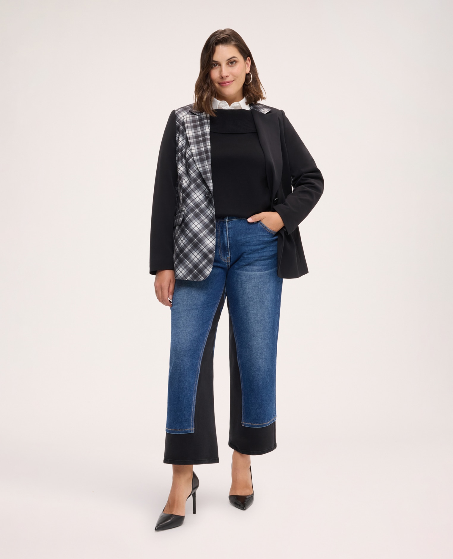 Imagen 0 de Jeans de mujer cropped con detalle bicolor versátiles y fáciles de combinar para crear muchos looks Azul