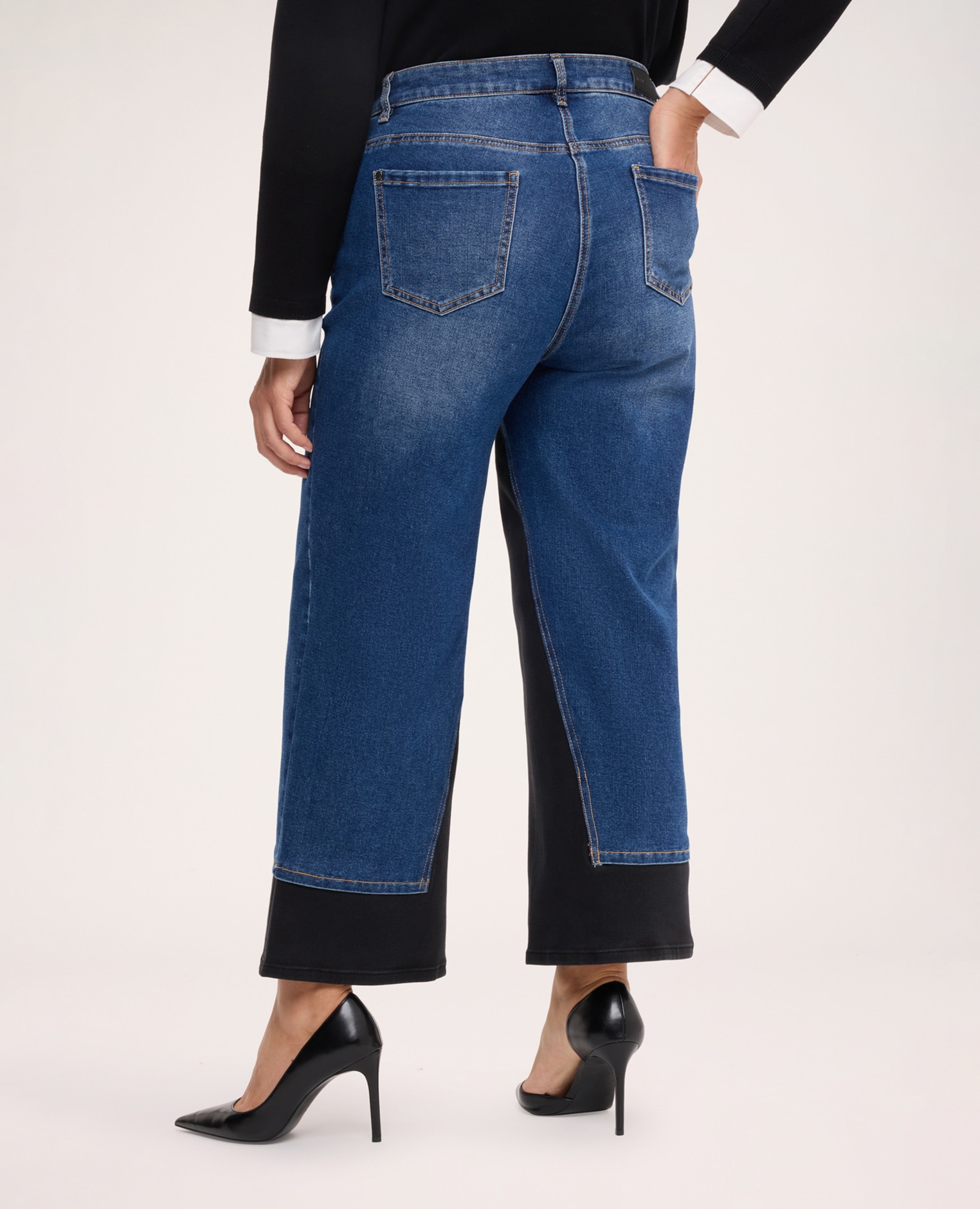 Jeans de mujer cropped con detalle bicolor versátiles y fáciles de combinar para crear muchos looks - Fiorella Rubino - Azul Azul-2