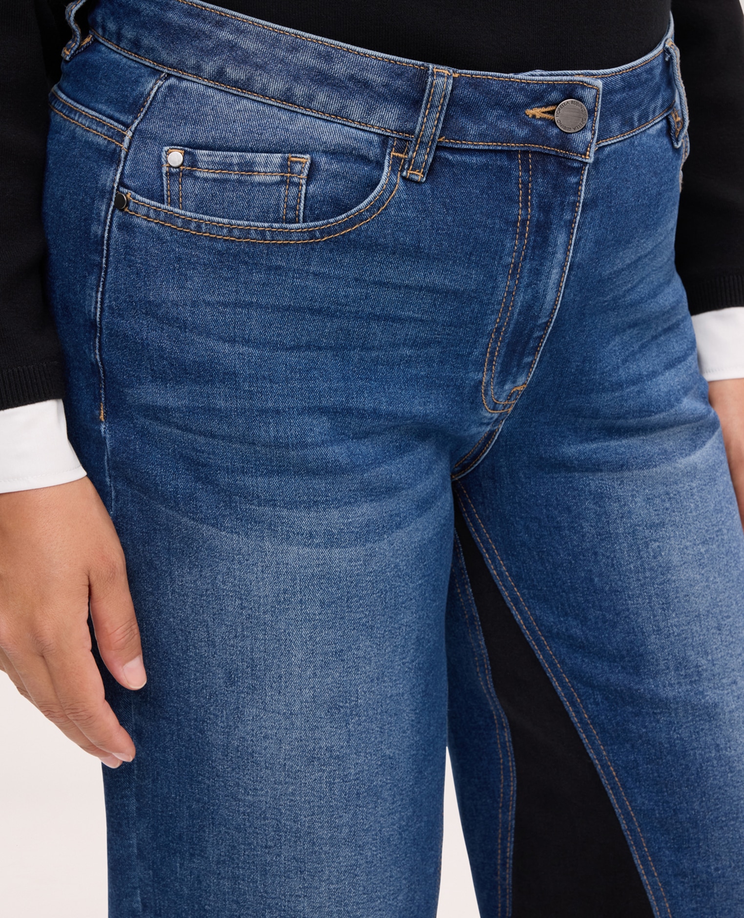 Jeans de mujer cropped con detalle bicolor versátiles y fáciles de combinar para crear muchos looks - Fiorella Rubino - Azul Azul-4
