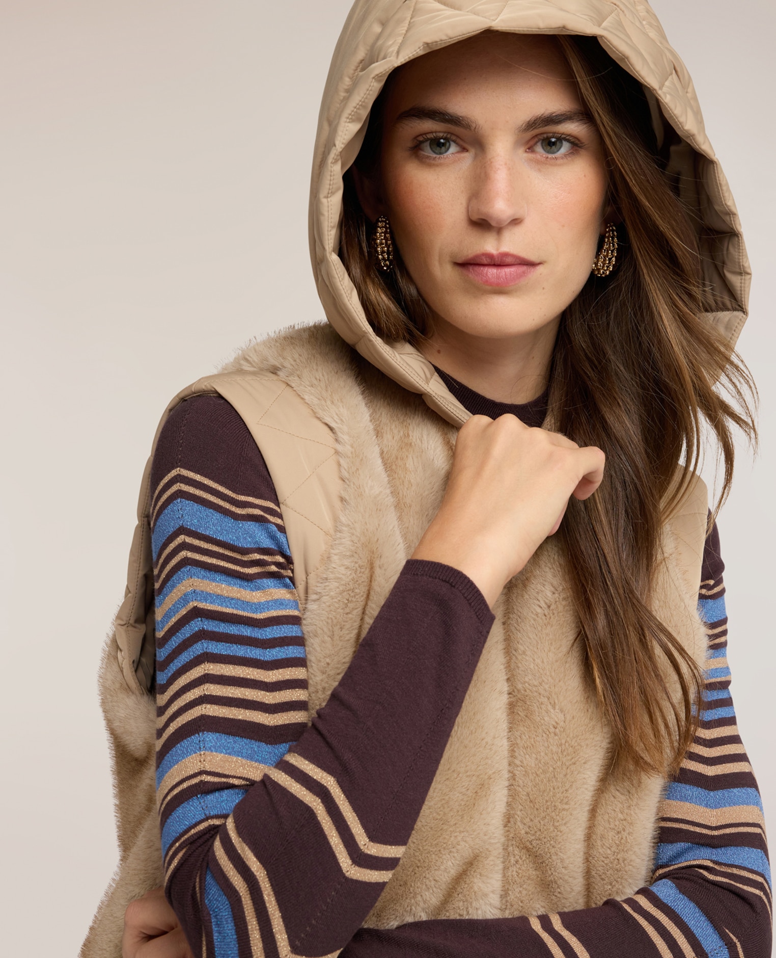 Chaleco de mujer con capucha e insertos acolchados escote con capucha y cierre de cremallera - Motivi - Beige Beige-4