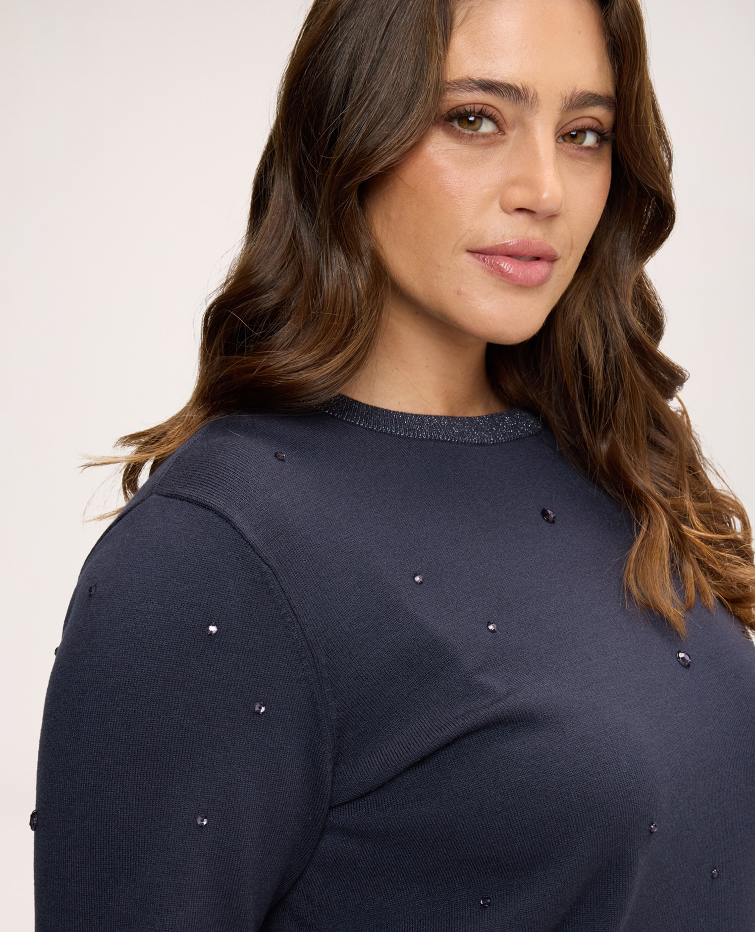 Jersey de mujer de cuello redondo con aplicaciones de joyería aplicaciones tipo joya distribuidas por toda la prenda - Fiorella Rubino - Azul Azul-4
