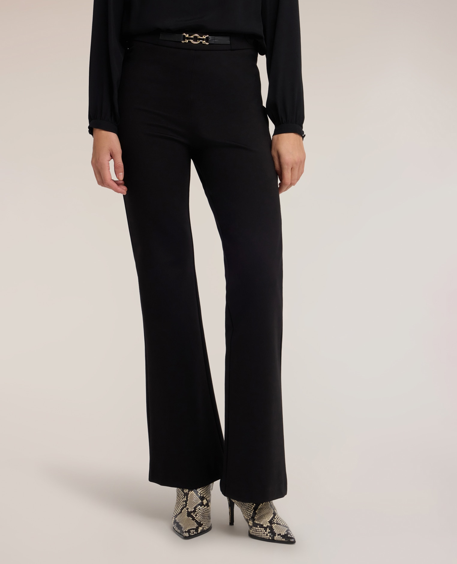 Pantalones de mujer flare en punto milano con cinturón ajuste acampanado cierre lateral con cremallera - Motivi - Negro Negro-3