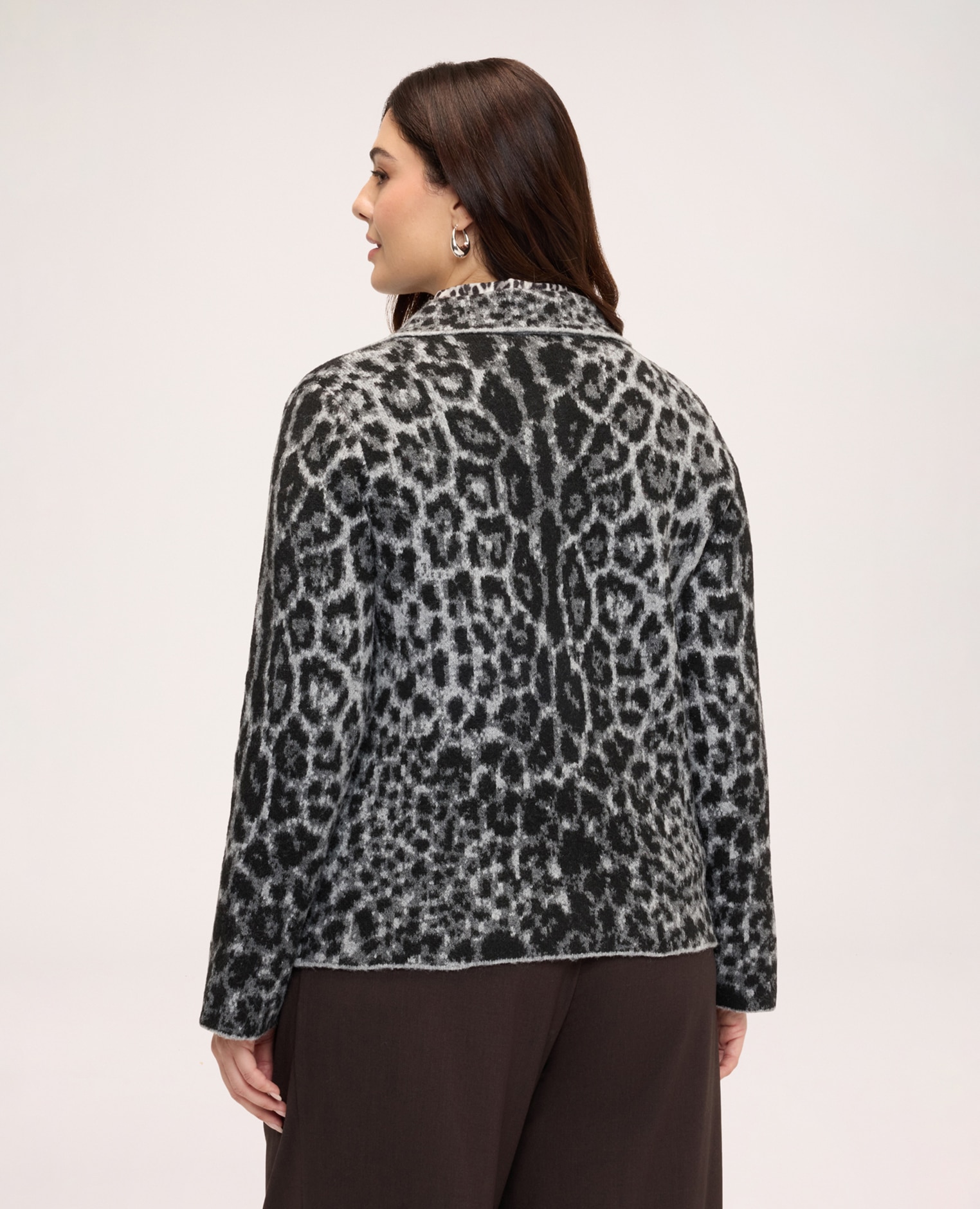 Imagen 2 de Chaqueta de mujer de punto con estampado animal dos bolsillos delanteros con solapa - Fiorella Rubino - Gris Gris