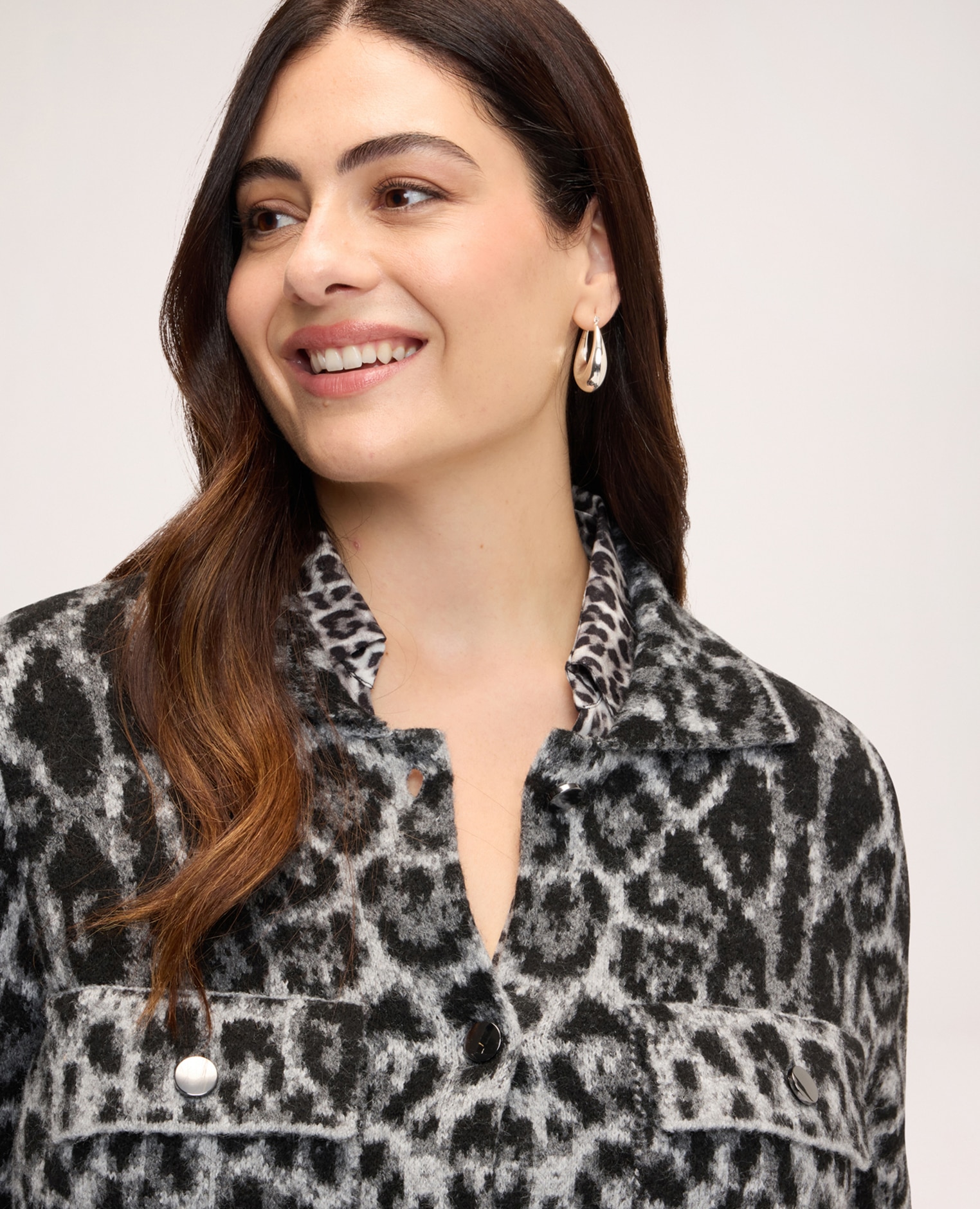 Imagen 4 de Chaqueta de mujer de punto con estampado animal dos bolsillos delanteros con solapa - Fiorella Rubino - Gris Gris