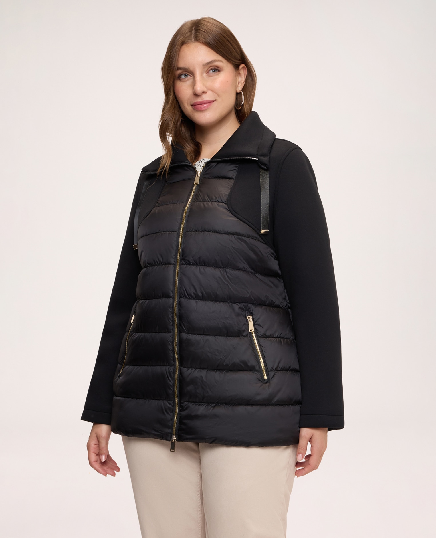 Imagen 1 de Plumífero de mujer bimaterial con cuello alto cuello alto con detalle de tirantes decorativos Negro