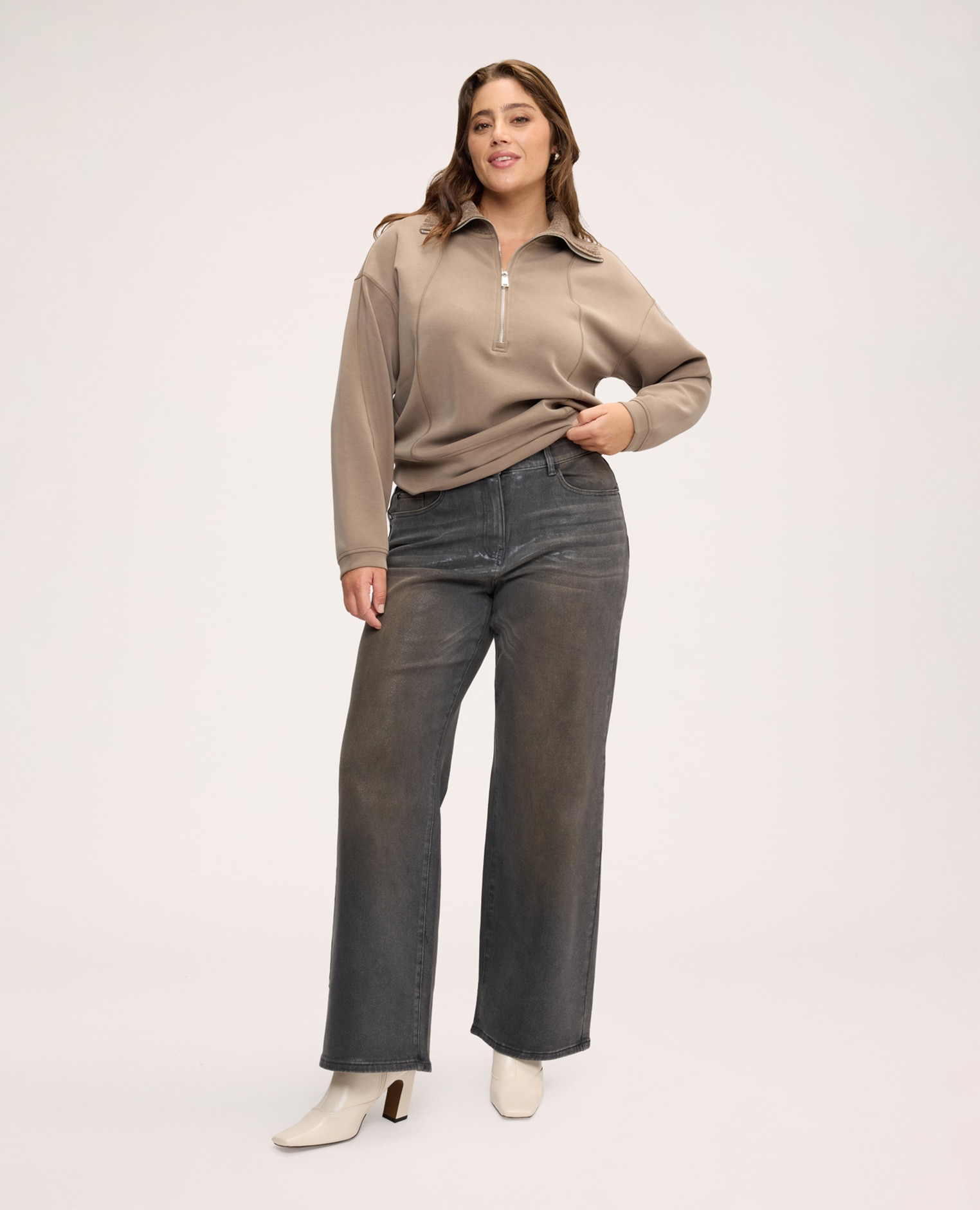 Imagen 0 de Jeans de mujer rectos con efecto laminado cinco bolsillos y ajuste cómodo en toda la longitud de la pierna Gris