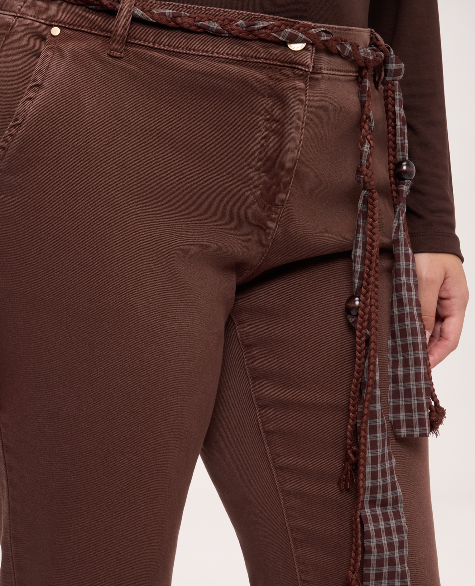 Pantalones de mujer chinos de mezcla de algodón con cinturón ajuste para el máximo confort - Fiorella Rubino - Marrón Marrón-4