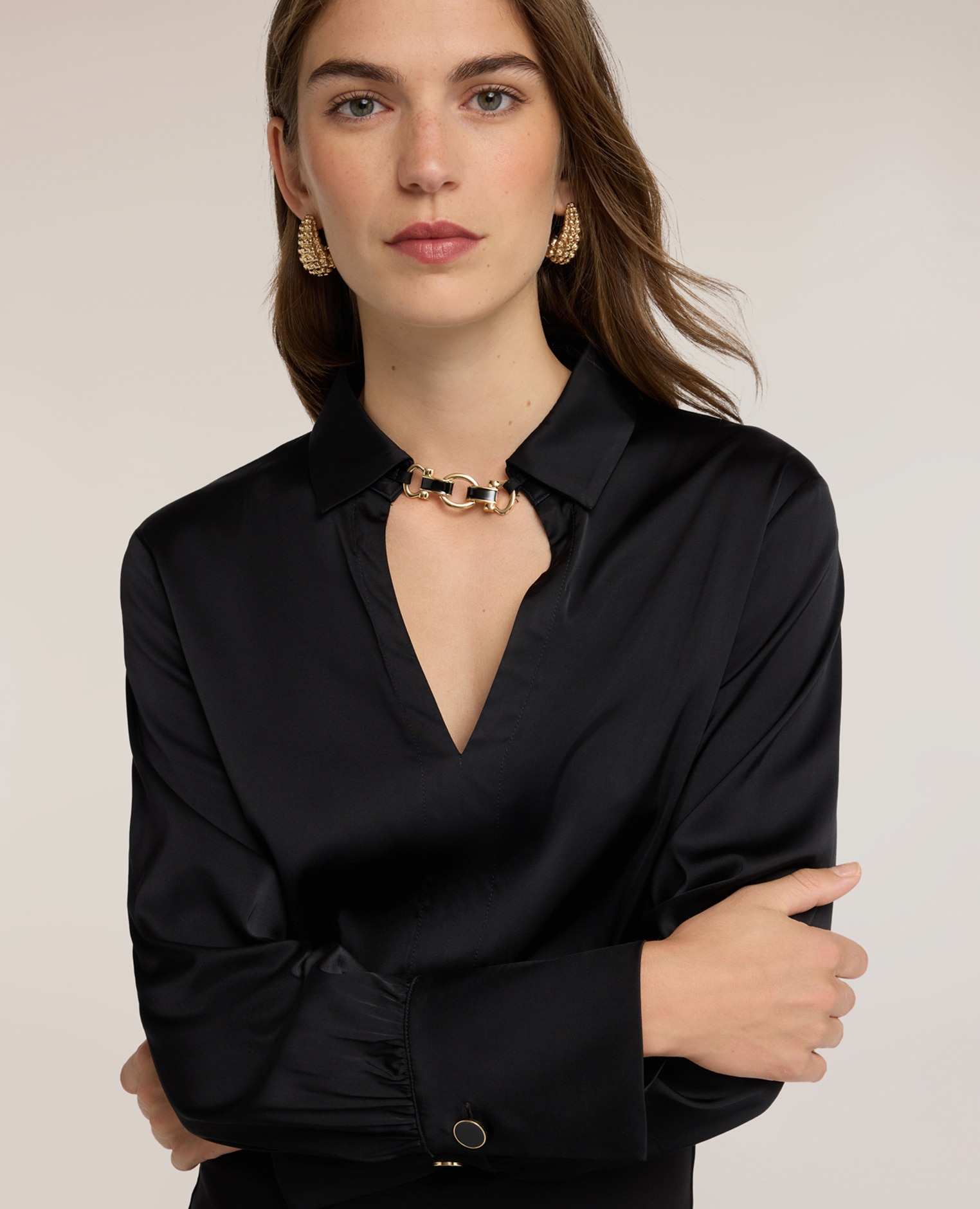 Vestido camisero con detalle joya corpiño con cuello clásico y detalle joya - Motivi - Negro Negro-4