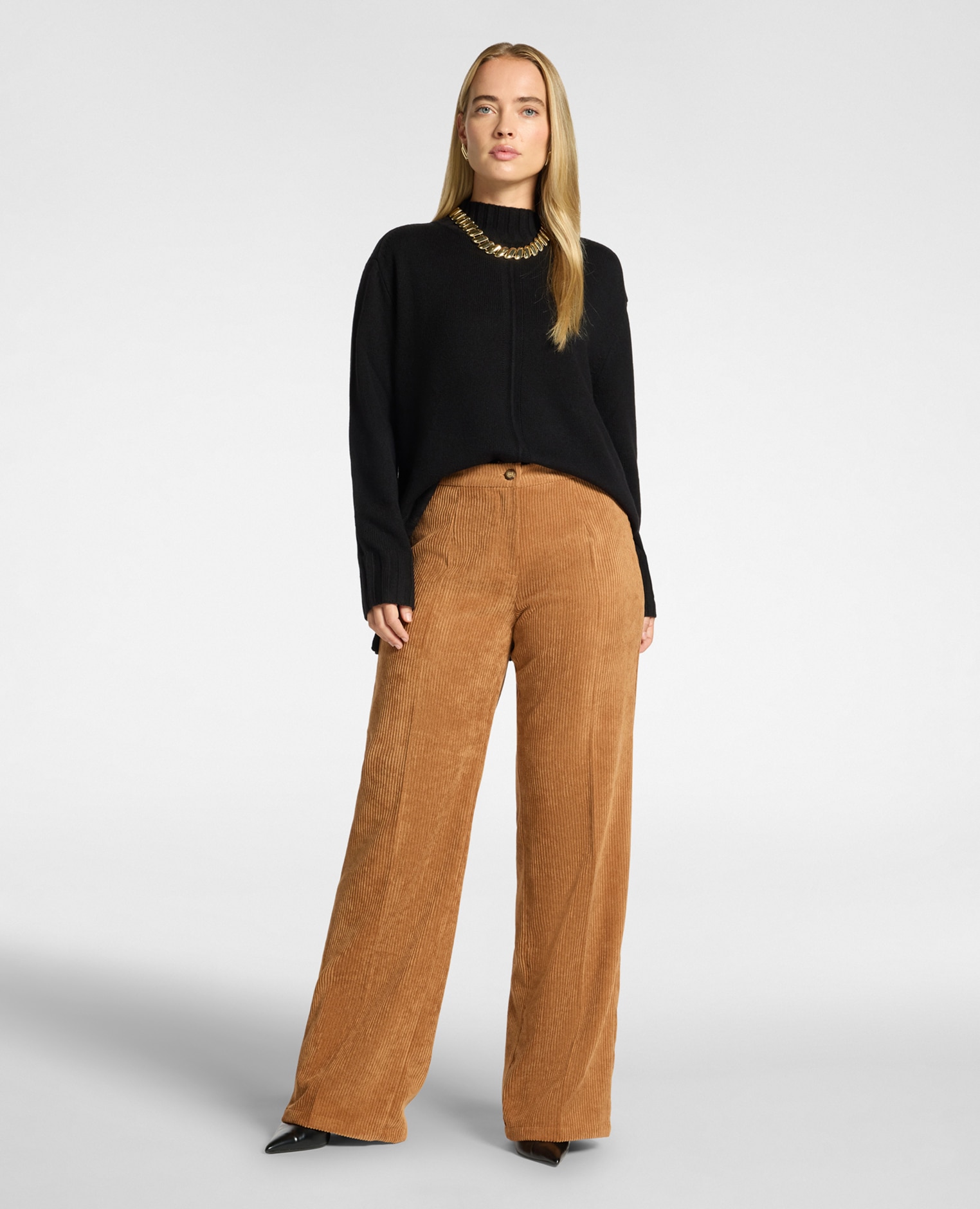 Imagen 0 de Pantalones de mujer palazzo de pana elástico interno en la cintura en la parte de atrás Natural