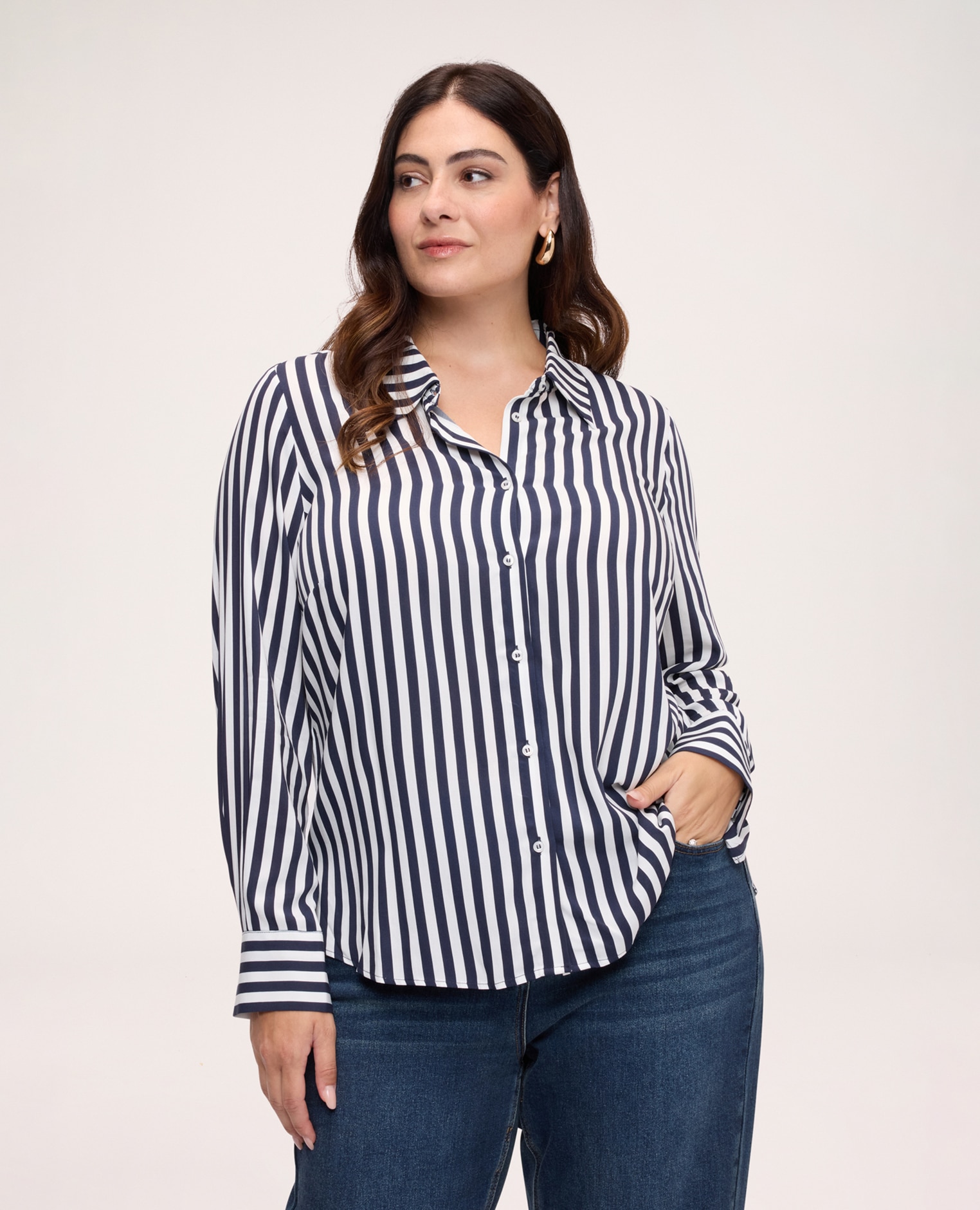 Imagen 0 de Camisa de mujer de rayas en viscosa tejido fresco y ligero para una sensación agradable sobre la piel Azul