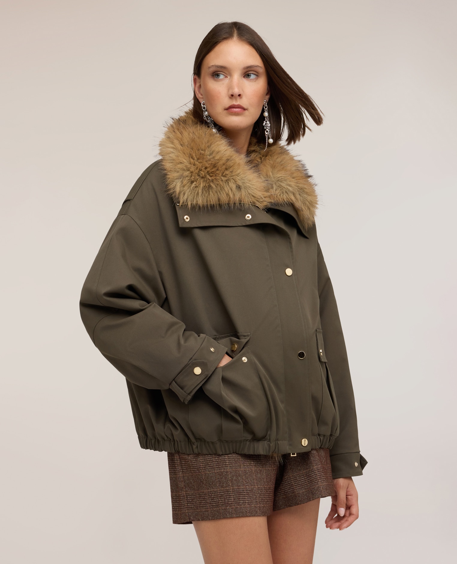 Chaquetón de mujer oversize con cuello ajuste over cierre frontal con botones y cremallera - Motivi - Verde militar Verde militar-1