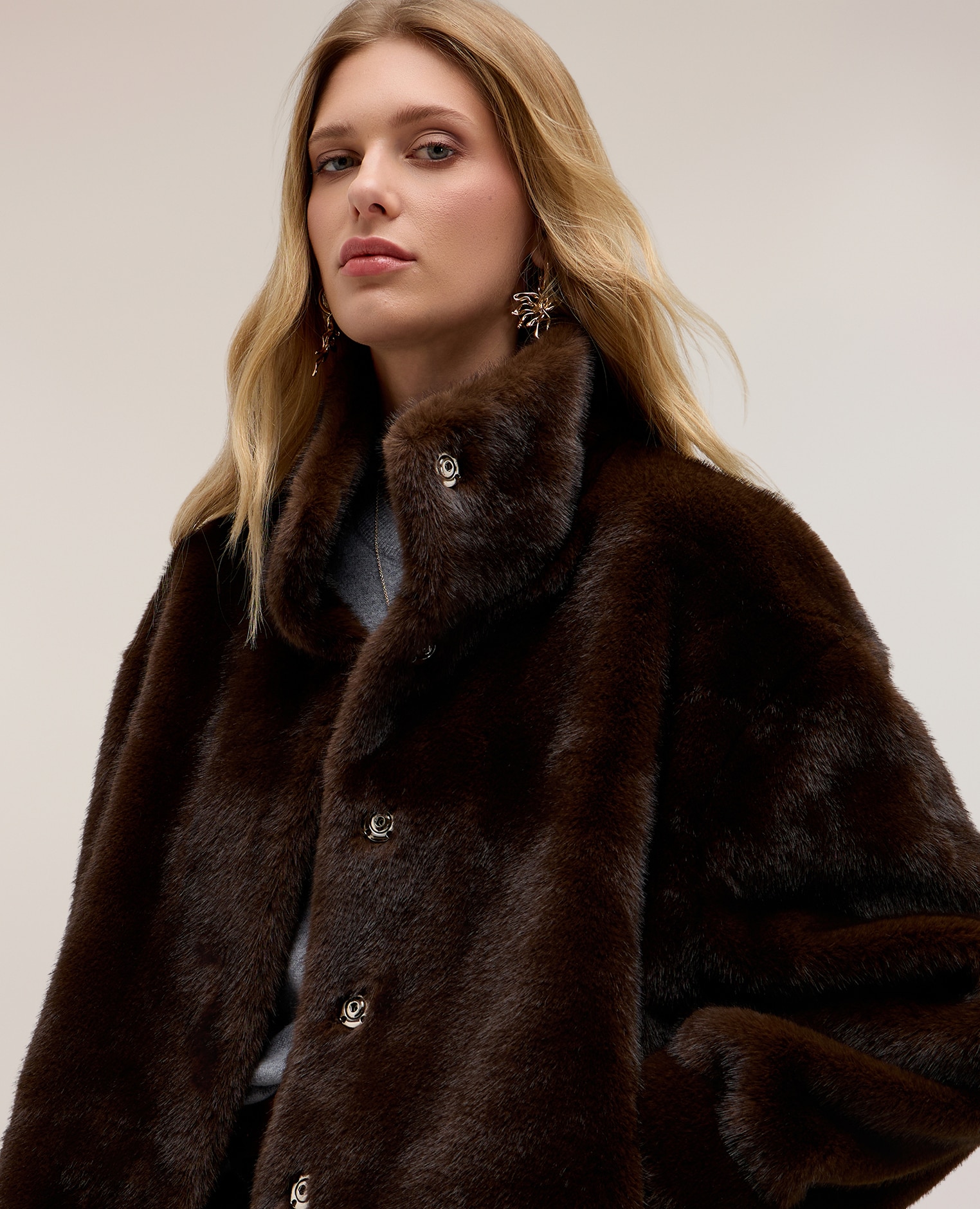 Imagen 4 de Chaqueta de mujer de invierno con cuello alto corte regular cierre con botones de presión ocultos - Motivi - Marrón Marrón