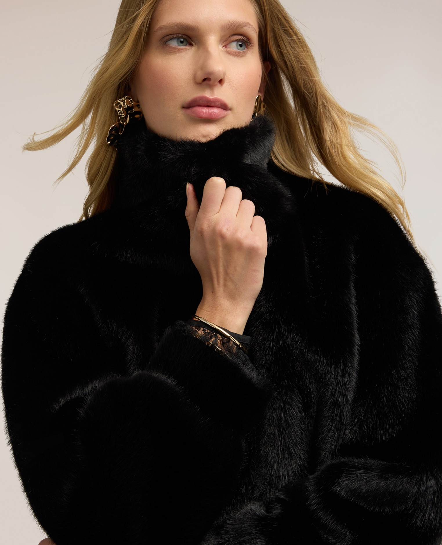 Imagen 4 de Chaqueta de mujer de invierno con cuello alto corte regular cierre con botones de presión ocultos - Motivi - Negro Negro