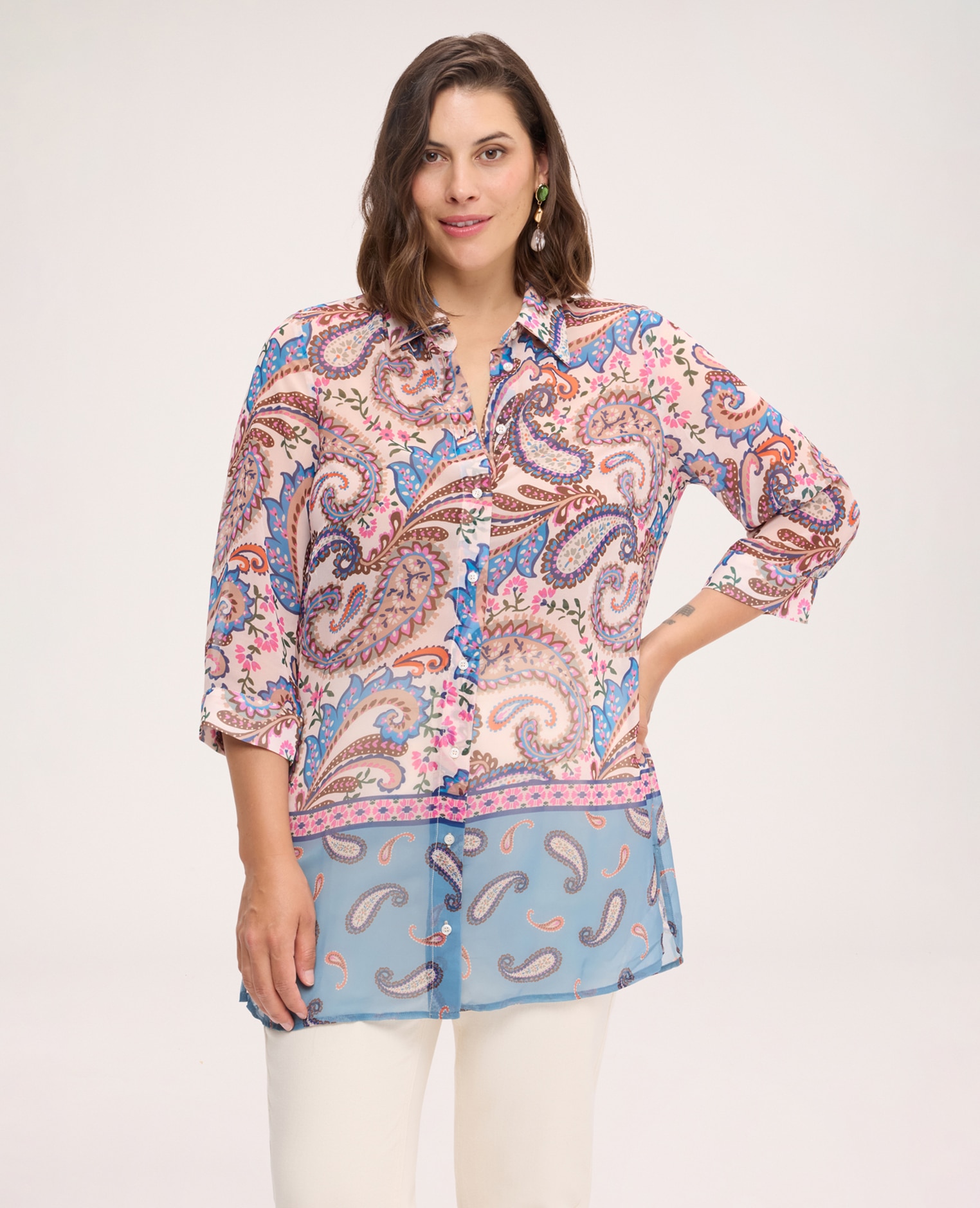 Imagen 0 de Camisa de mujer con estampado en georgette estampado paisley multicolor con ribete de contraste en el bajo Azul claro