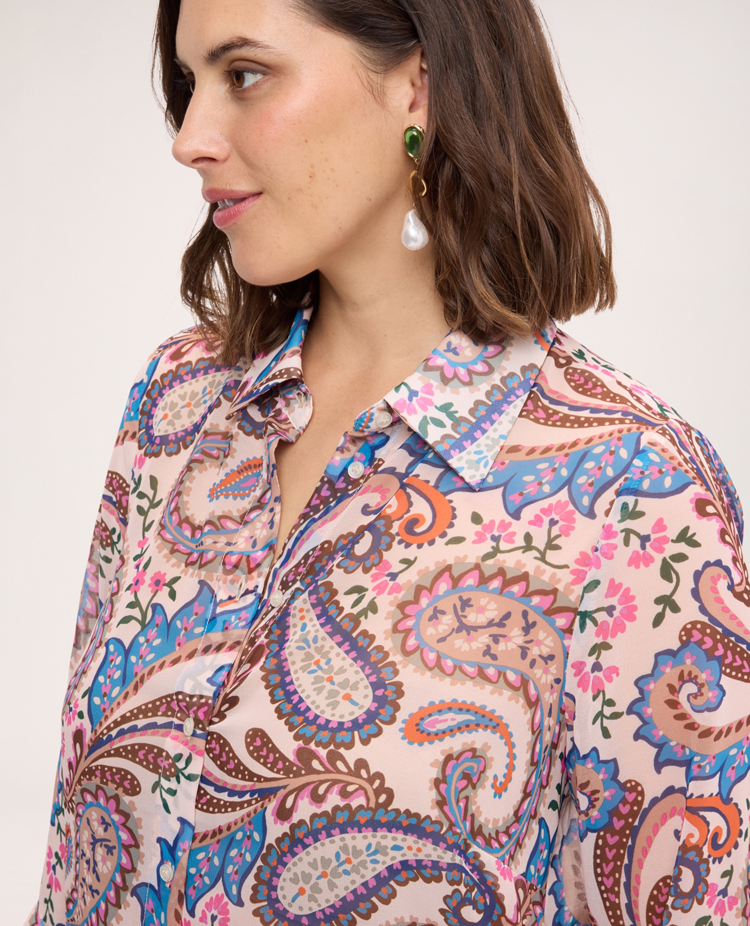 Camisa de mujer con estampado en georgette estampado paisley multicolor con ribete de contraste en el bajo - Fiorella Rubino - Azul claro Azul claro-4