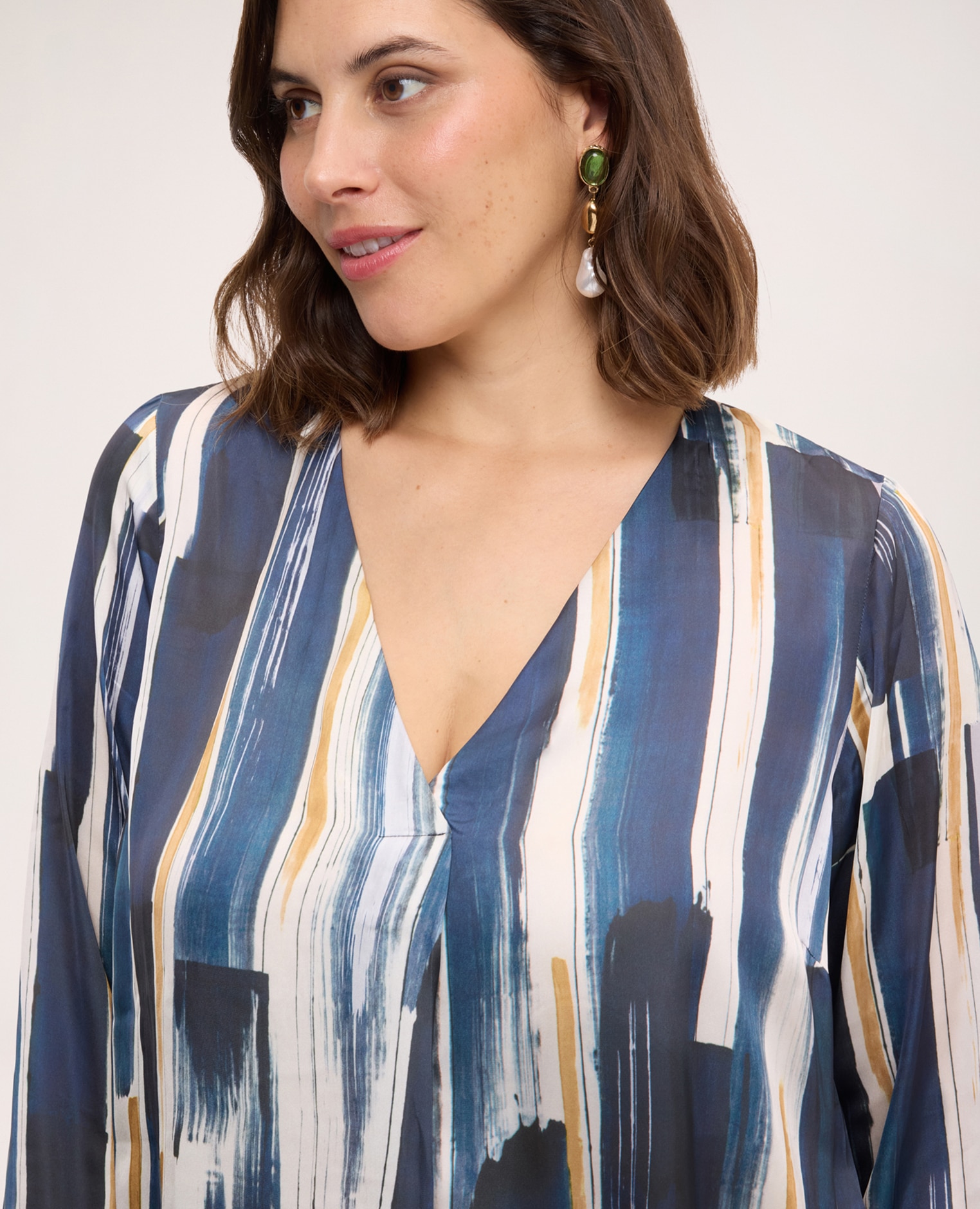 Blusa de mujer de satén con estampado estampado abstracto de pinceladas verticales - Fiorella Rubino - Azul Azul-4