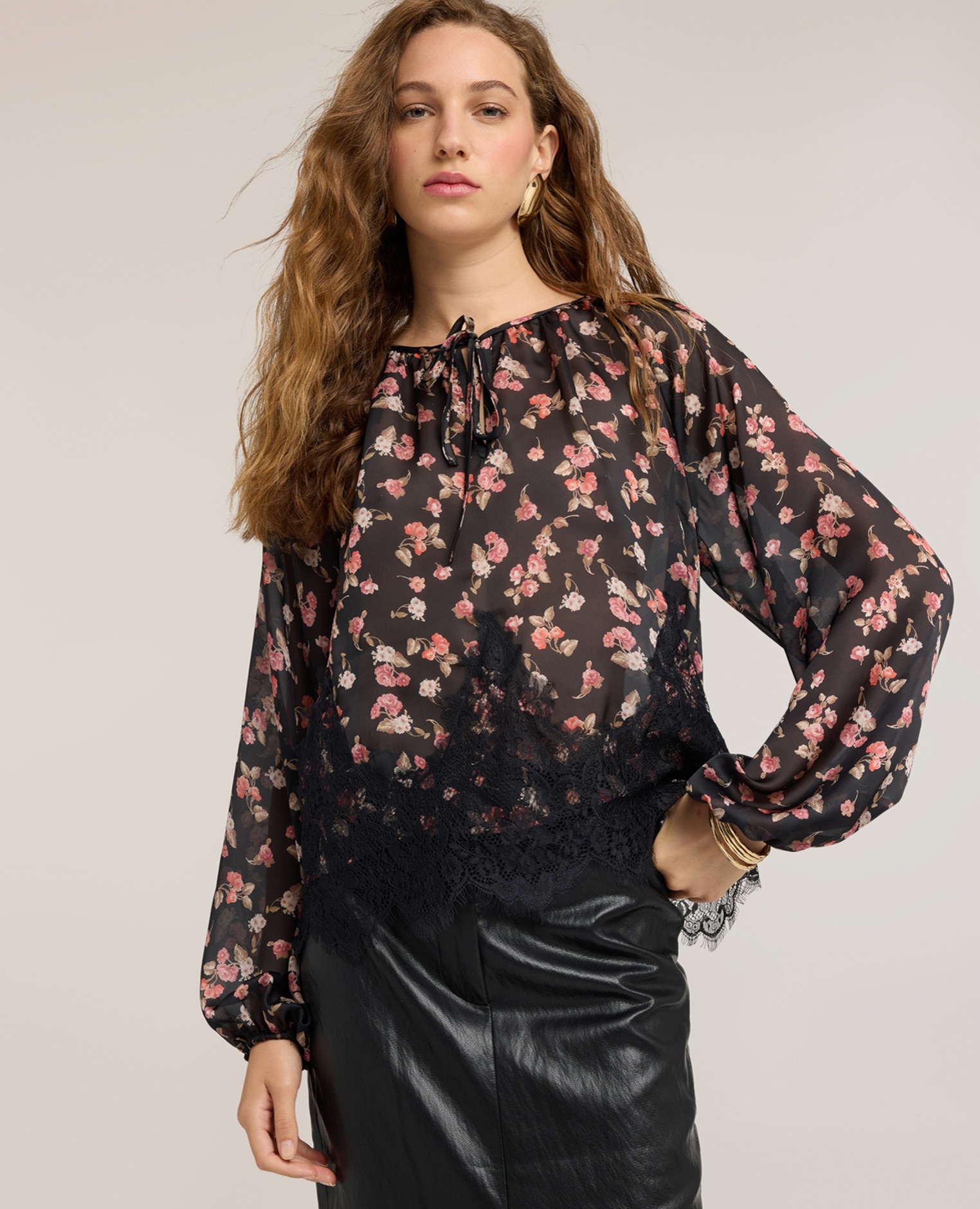 Blusa de mujer de georgette con estampado floral y encaje escote redondo con cierre de cordones inserto de encaje en el bajo - Motivi - Negro Negro-1