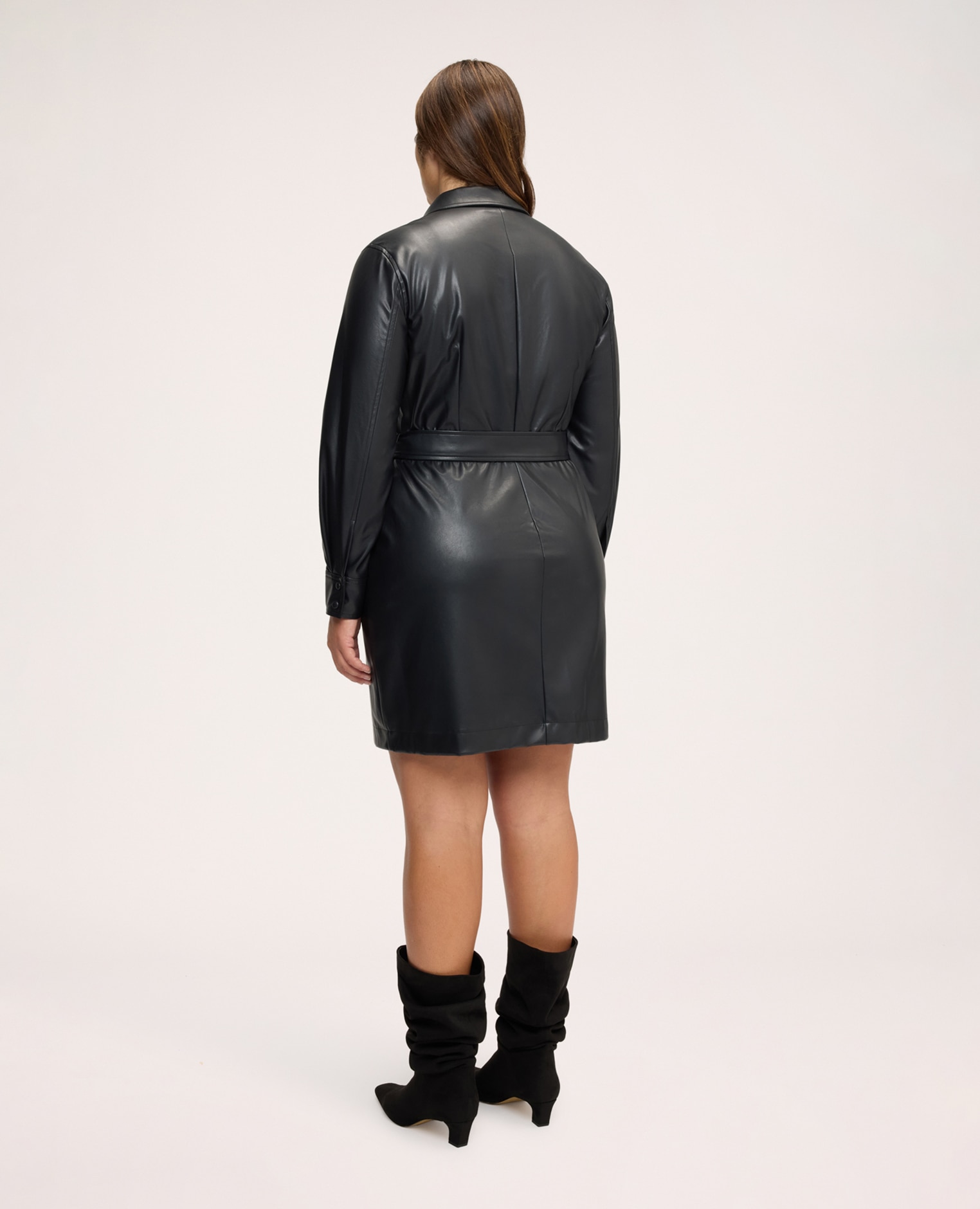 Vestido camisero corto con cinturón doble bolsillo aplicado en el pecho y cinturón a juego con hebilla en la cintura - Fiorella Rubino - Negro Negro-2