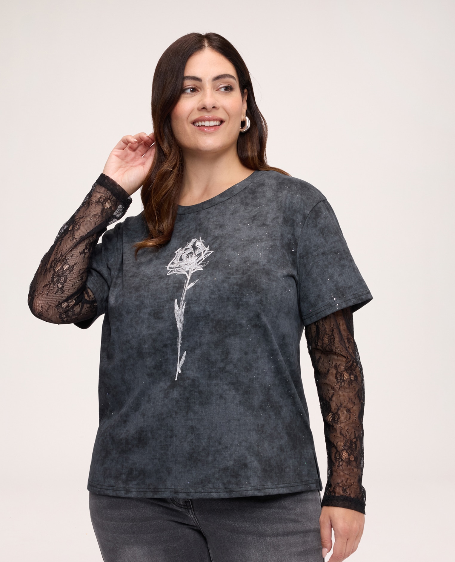 Imagen 0 de Camiseta de mujer con mangas de encaje camiseta con estampado floral y acabado efecto desteñido Negro