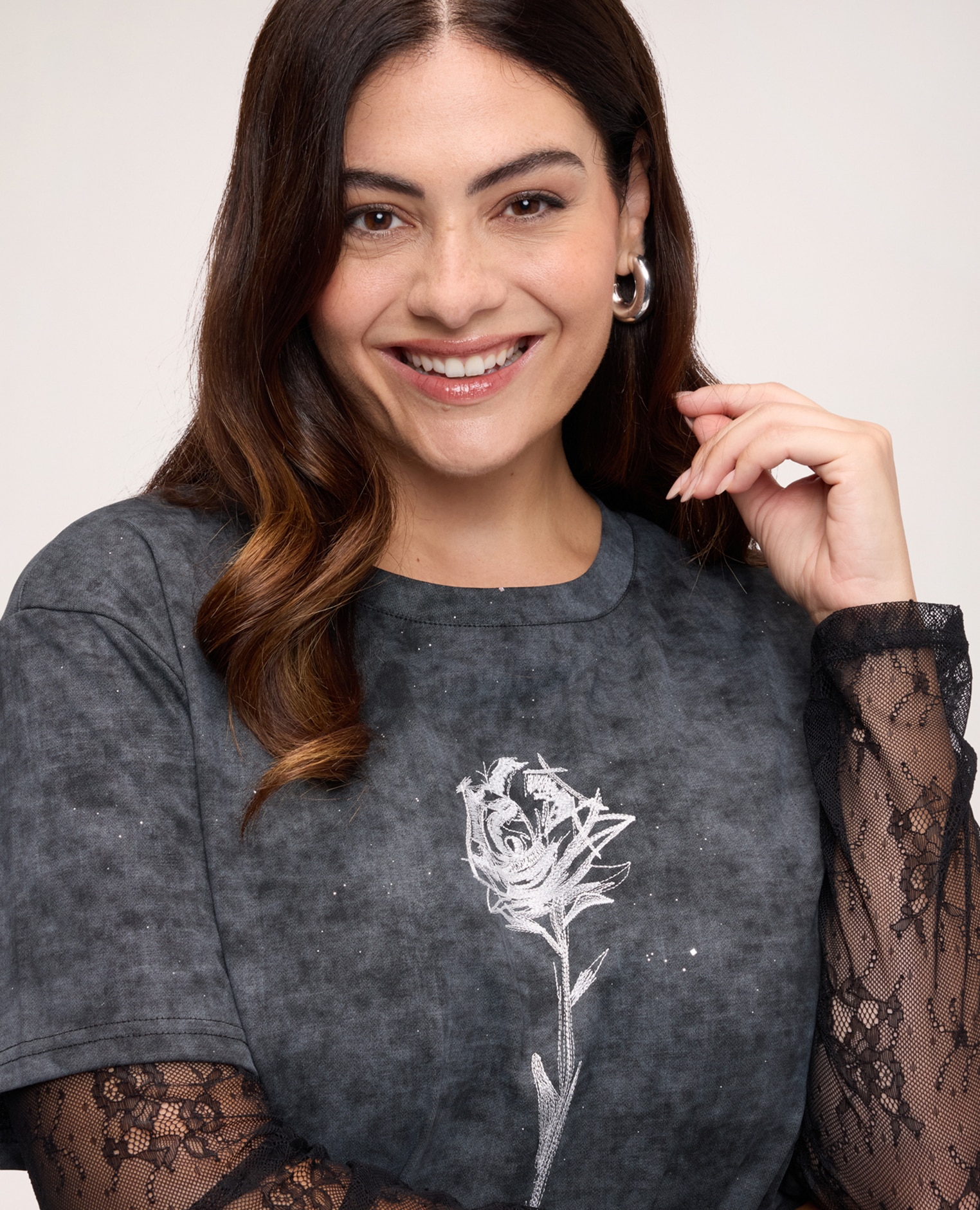 Camiseta de mujer con mangas de encaje camiseta con estampado floral y acabado efecto desteñido - Fiorella Rubino - Negro Negro-4