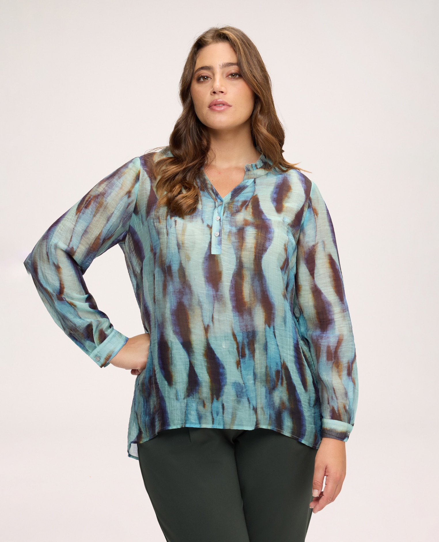 Blusa de mujer de crepé con estampado all over estampado de estilo versátil perfecto para los momentos especiales y para los looks del día a día - Fiorella Rubino - Azul claro Azul claro-1