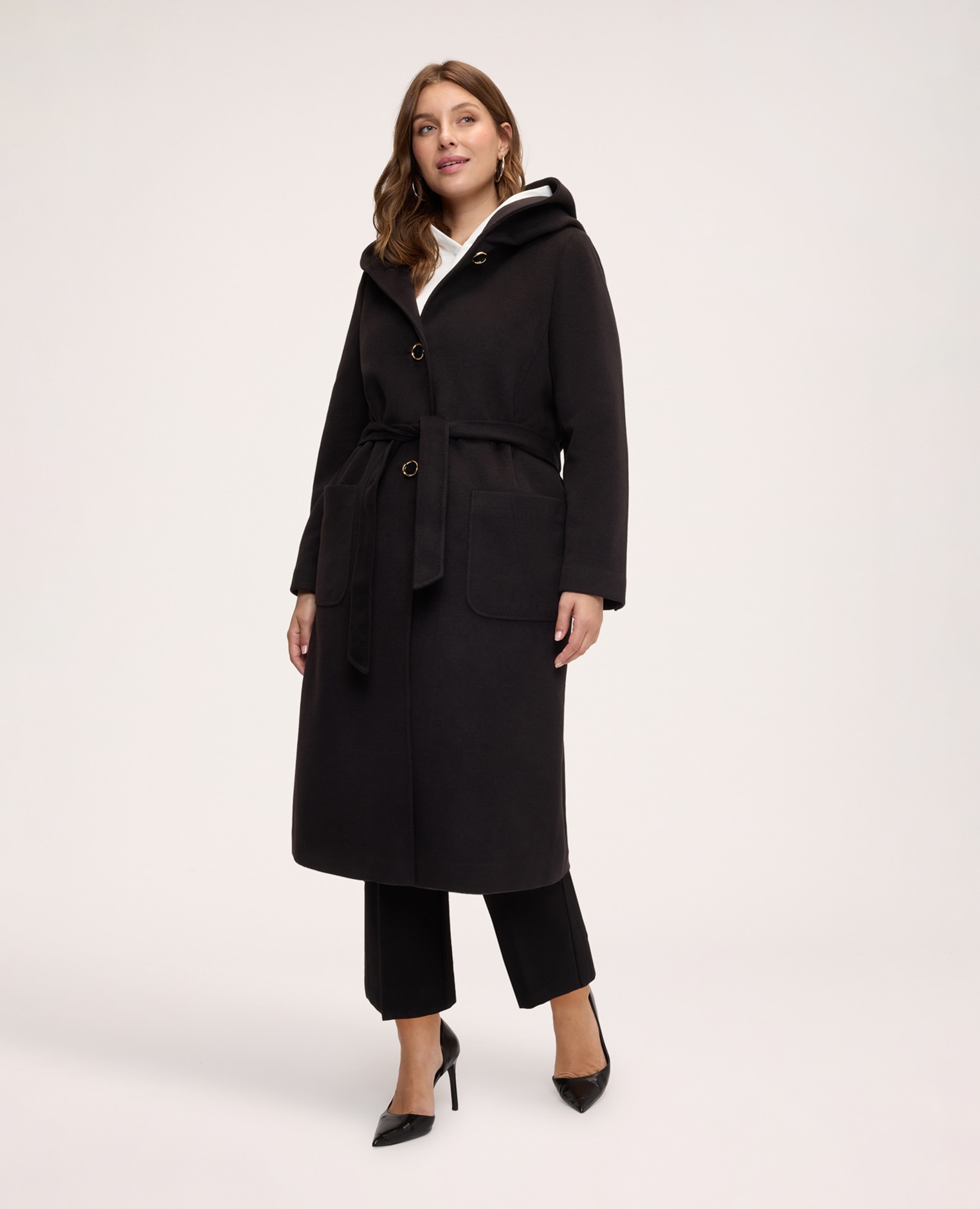Imagen 1 de Abrigo de mujer largo con capucha mangas largas estilo kimono cinturón para atar en la cintura y bolsillos aplicados Negro