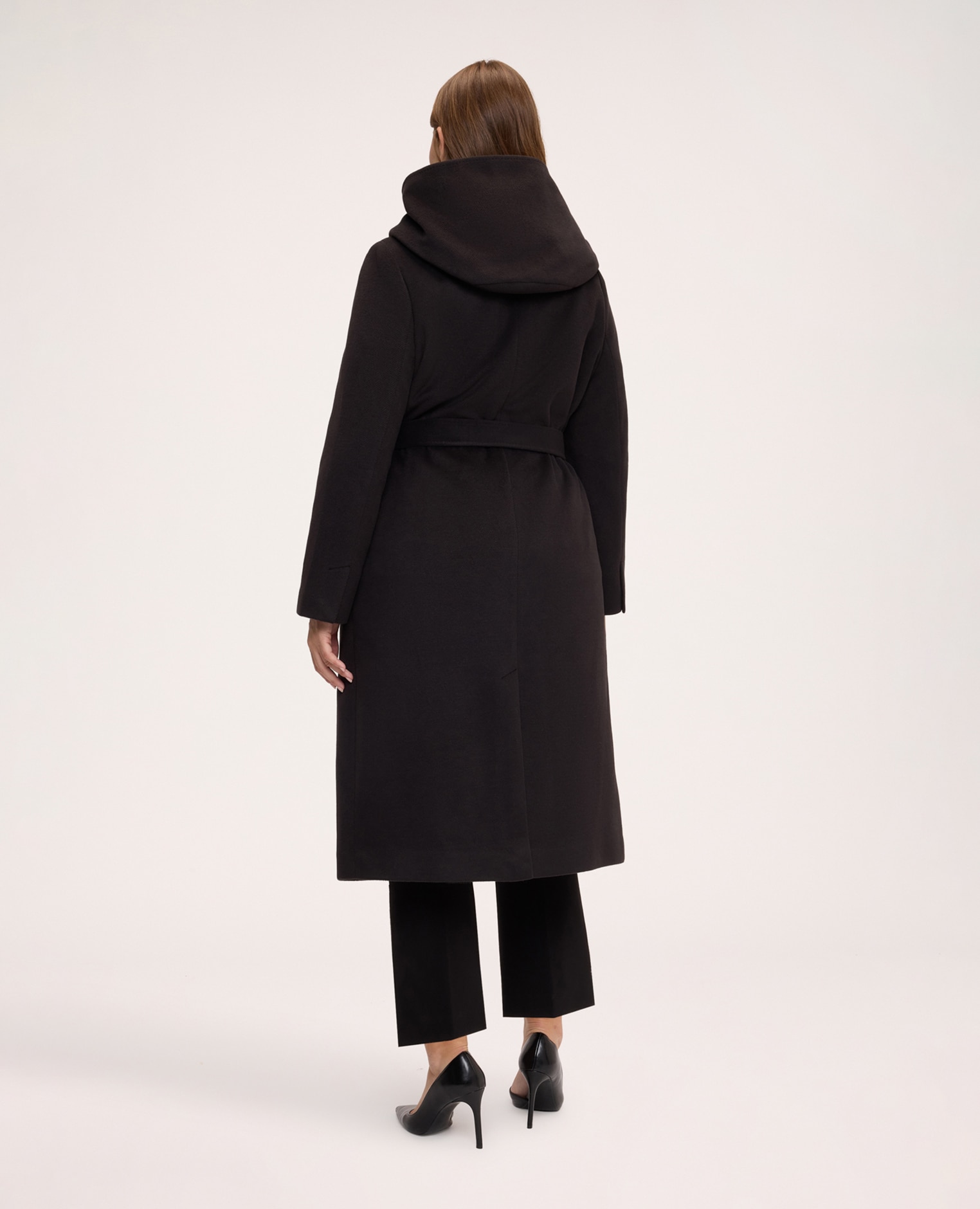 Imagen 2 de Abrigo de mujer largo con capucha mangas largas estilo kimono cinturón para atar en la cintura y bolsillos aplicados - Fiorella Rubino - Negro Negro