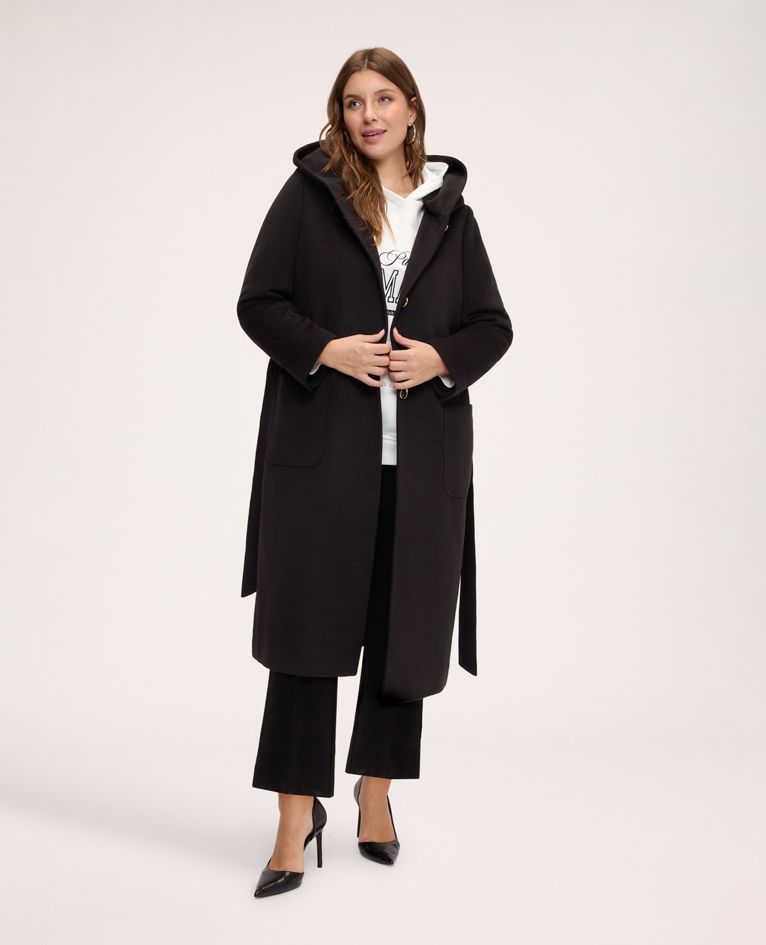 Imagen 3 de Abrigo de mujer largo con capucha mangas largas estilo kimono cinturón para atar en la cintura y bolsillos aplicados - Fiorella Rubino - Negro Negro