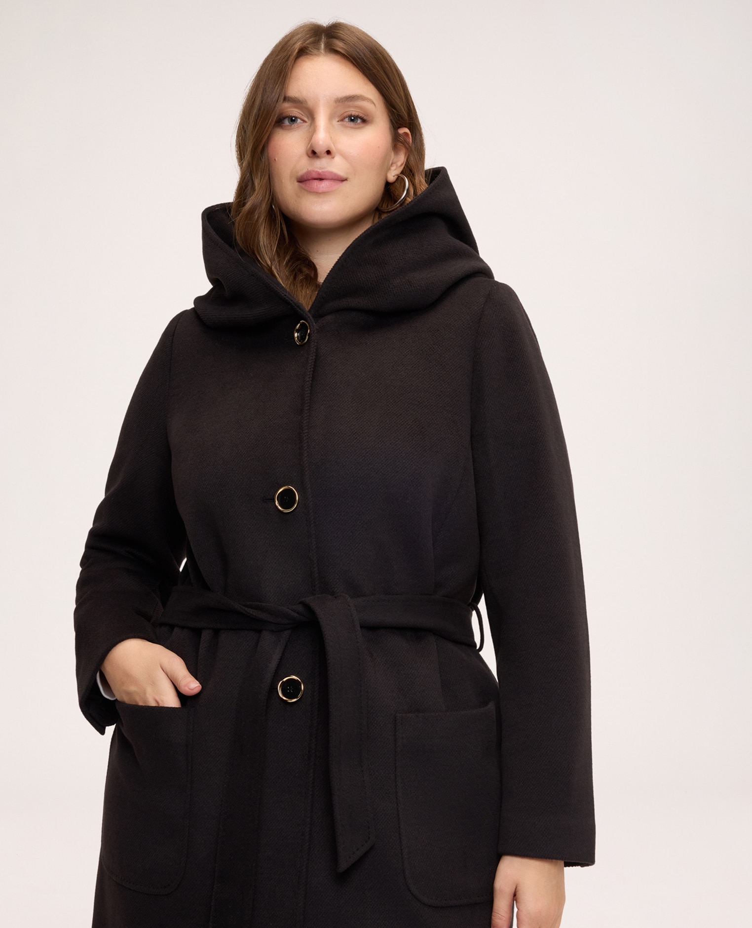 Imagen 4 de Abrigo de mujer largo con capucha mangas largas estilo kimono cinturón para atar en la cintura y bolsillos aplicados - Fiorella Rubino - Negro Negro
