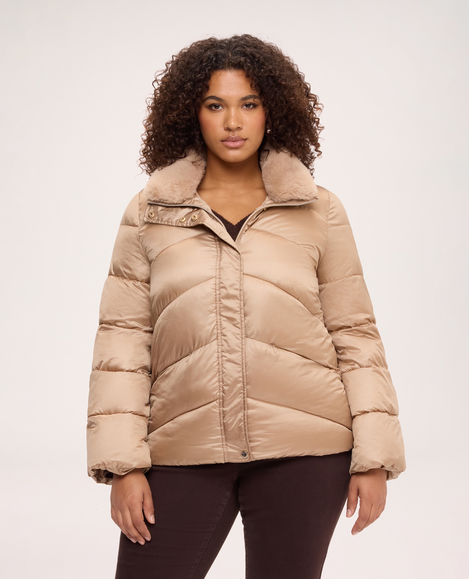 Plumífero de mujer corto con cuello de peluche prenda con acolchado en espiga - Fiorella Rubino - Beige Beige-1