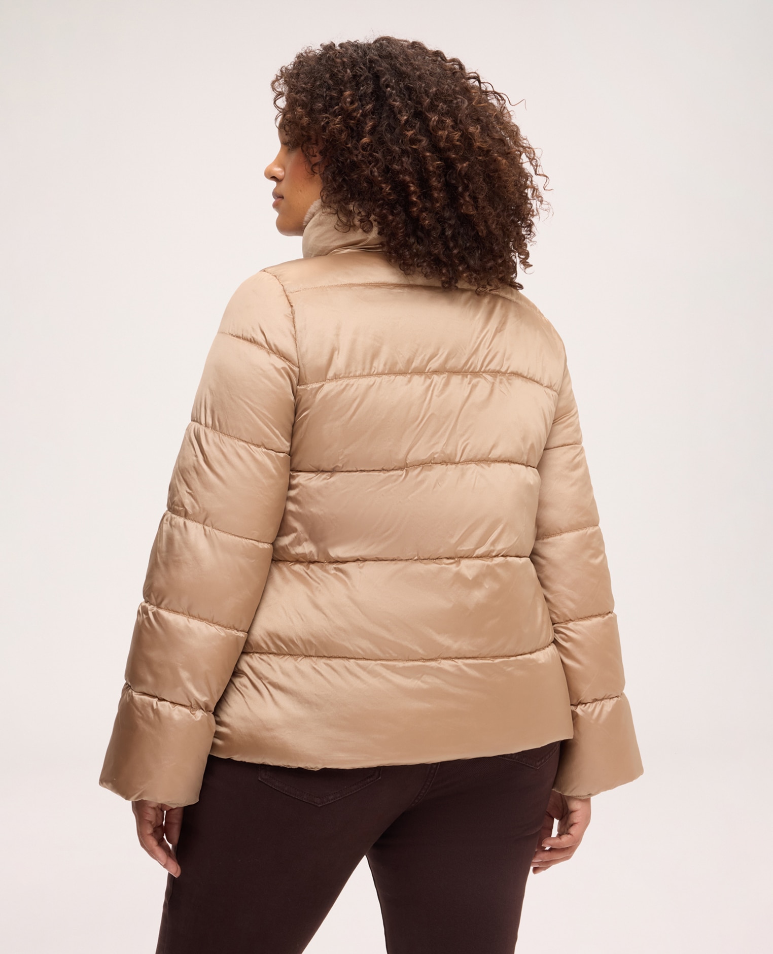 Plumífero de mujer corto con cuello de peluche prenda con acolchado en espiga - Fiorella Rubino - Beige Beige-2