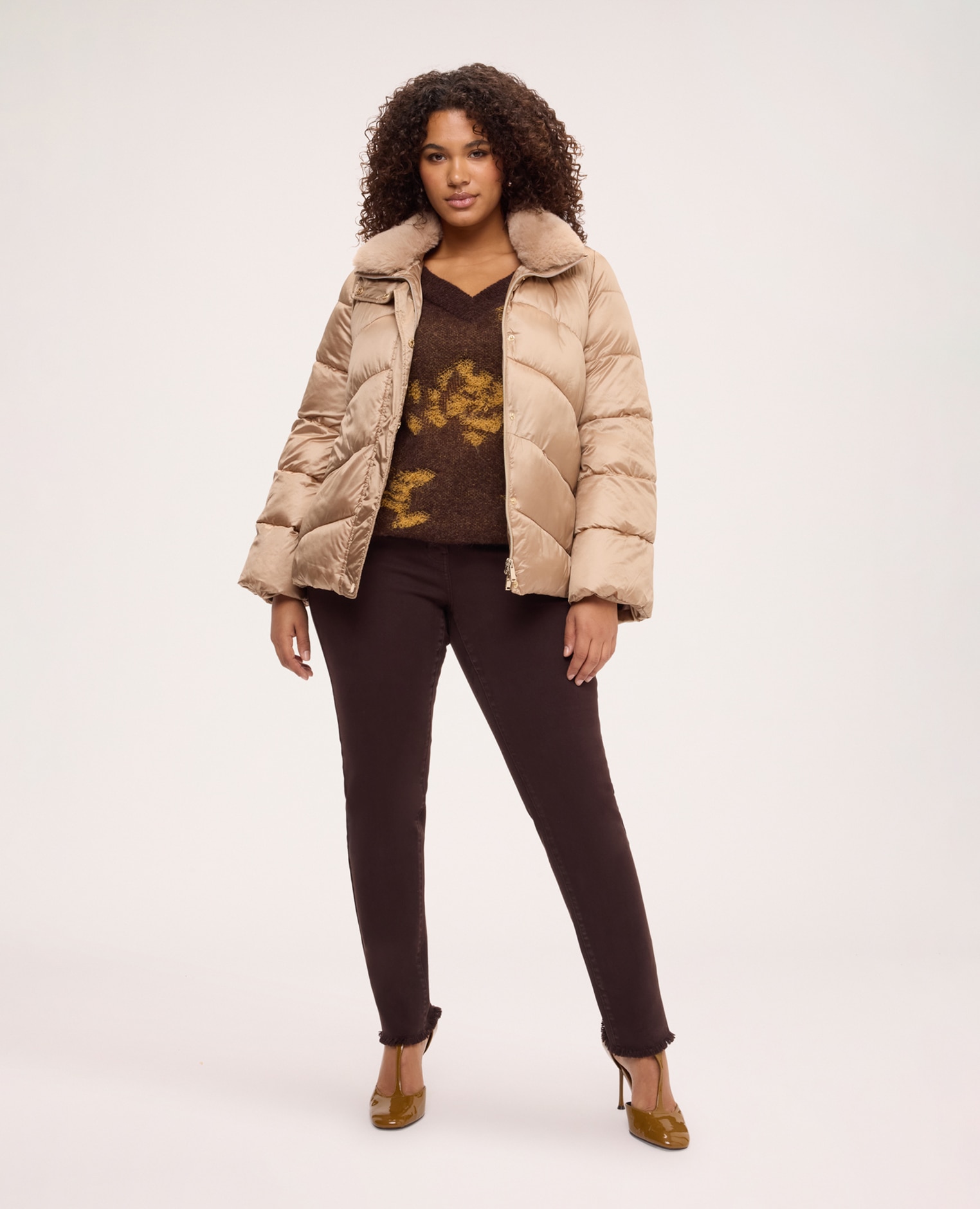 Plumífero de mujer corto con cuello de peluche prenda con acolchado en espiga - Fiorella Rubino - Beige Beige-3