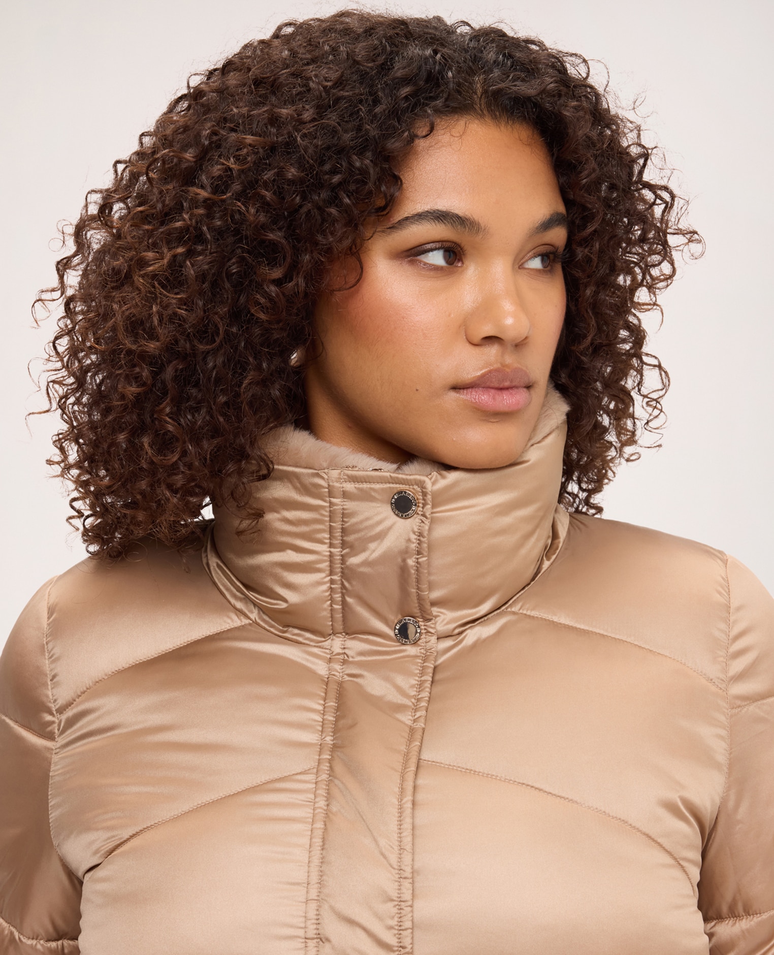 Plumífero de mujer corto con cuello de peluche prenda con acolchado en espiga - Fiorella Rubino - Beige Beige-4