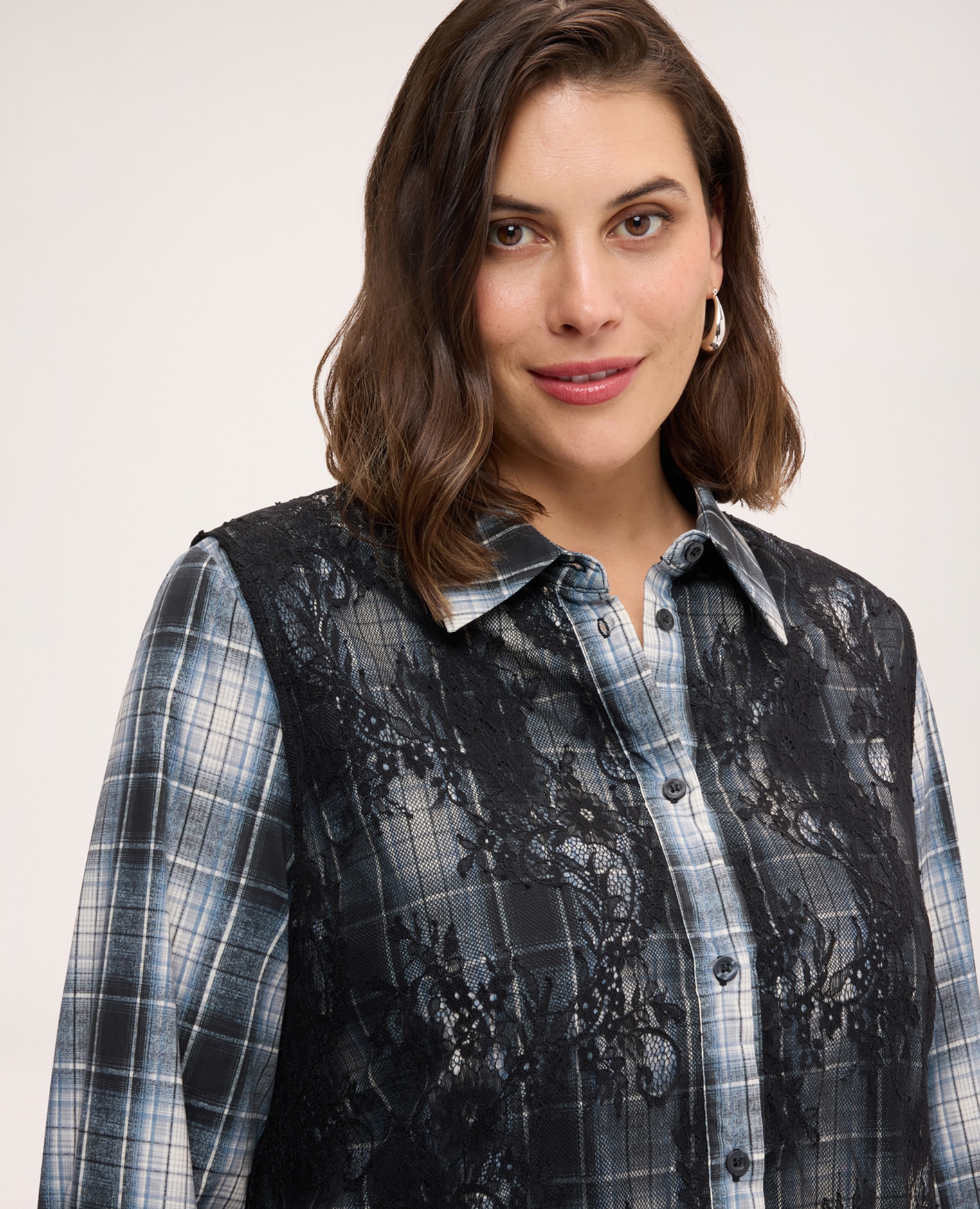 Camisa de mujer de cuadros con detalles de encaje floral encaje floral aplicado delante y detrás - Fiorella Rubino - Negro Negro-4
