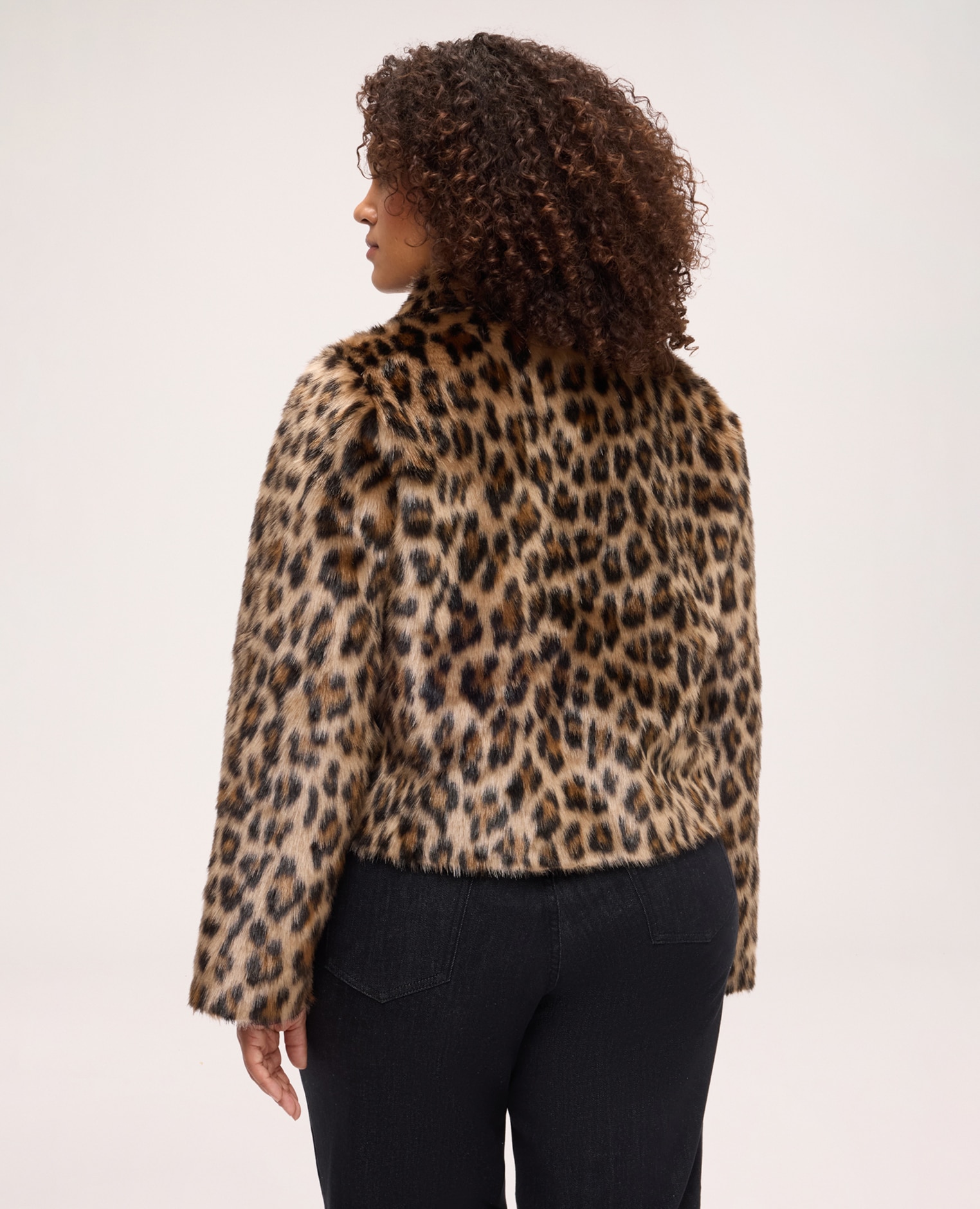 Imagen 2 de Chaqueta de mujer corta de peluche animal print forro interior cierre con botones - Fiorella Rubino - Marrón Marrón