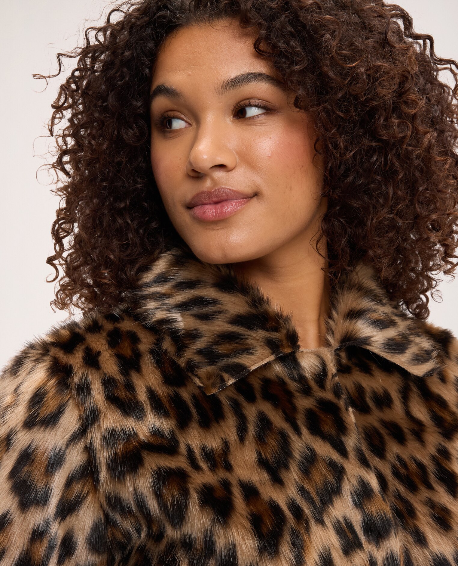Imagen 4 de Chaqueta de mujer corta de peluche animal print forro interior cierre con botones - Fiorella Rubino - Marrón Marrón