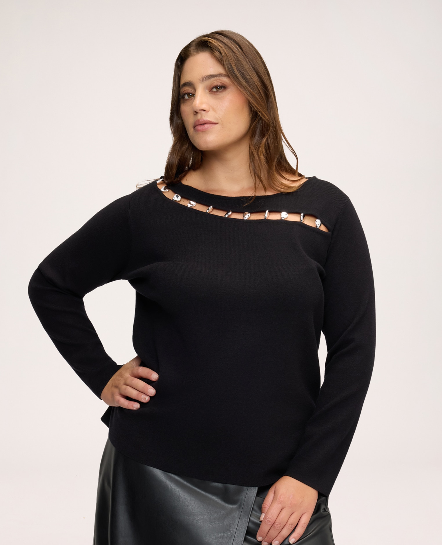 Jersey de mujer de cuello barco con aplicaciones de joyería perfecta para tus looks cotidianos - Fiorella Rubino - Negro Negro-1