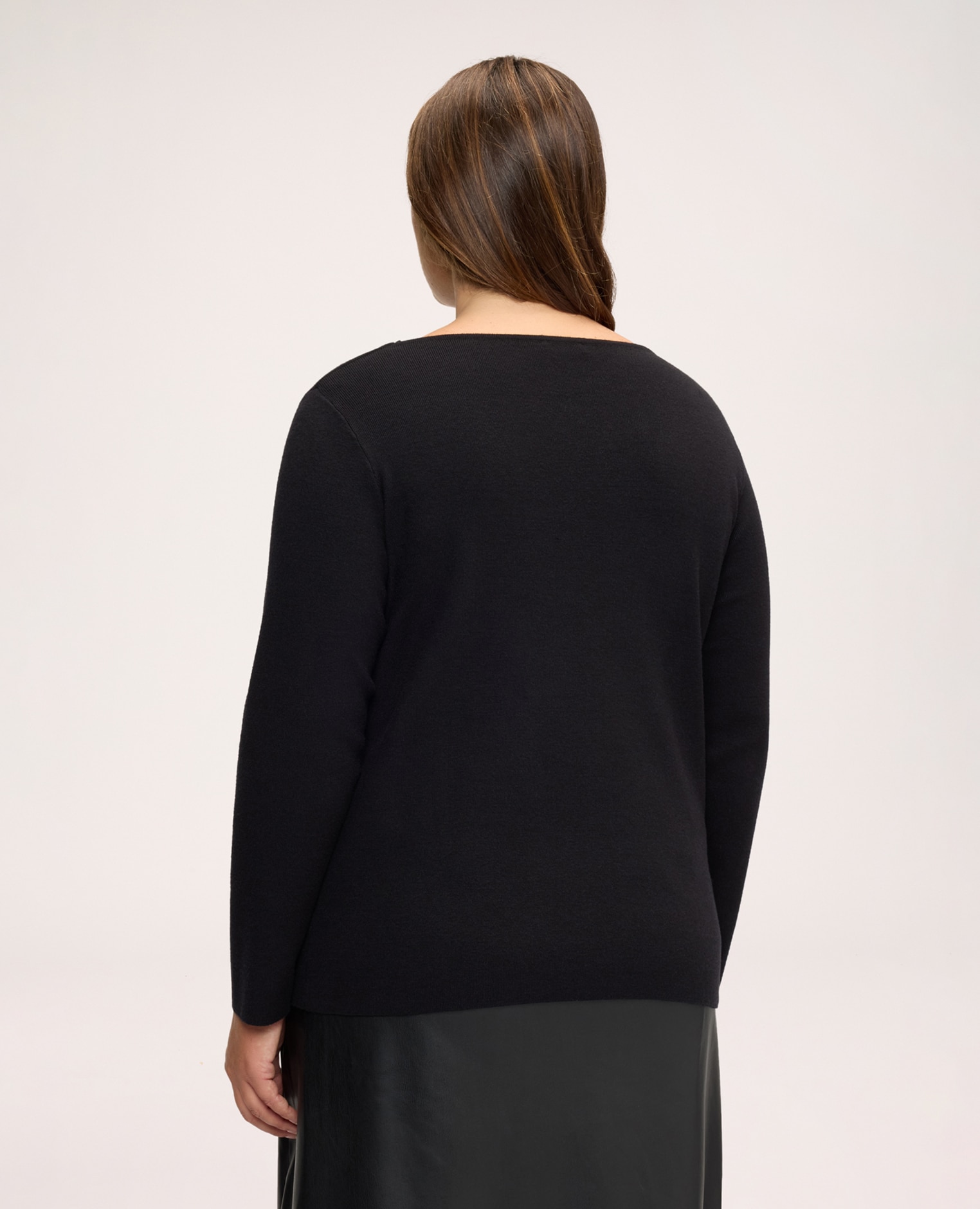 Jersey de mujer de cuello barco con aplicaciones de joyería perfecta para tus looks cotidianos - Fiorella Rubino - Negro Negro-2