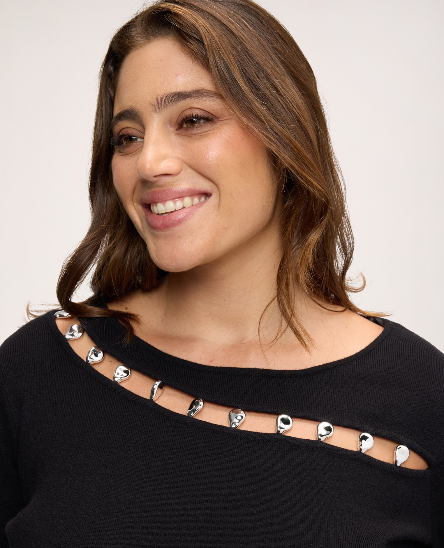 Jersey de mujer de cuello barco con aplicaciones de joyería perfecta para tus looks cotidianos - Fiorella Rubino - Negro Negro-4
