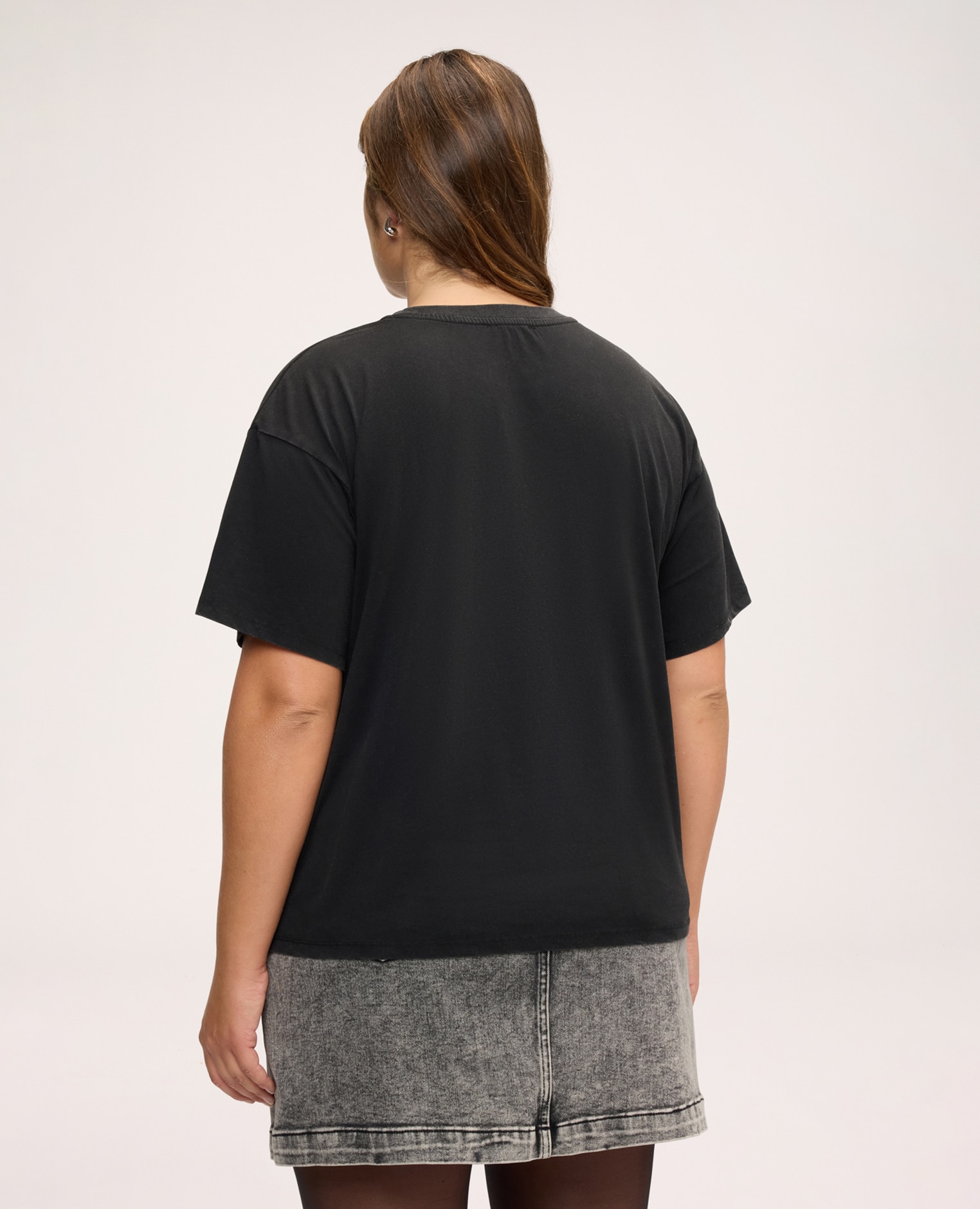 Camiseta de mujer oversize con estampado y aplicaciones escote redondo y mangas cortas - Fiorella Rubino - Negro Negro-2
